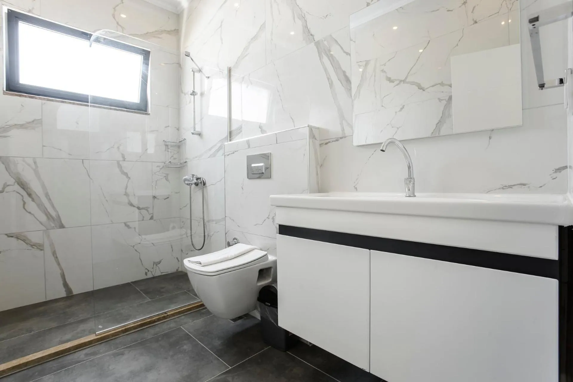 Shower in Nur Suites & Hotels