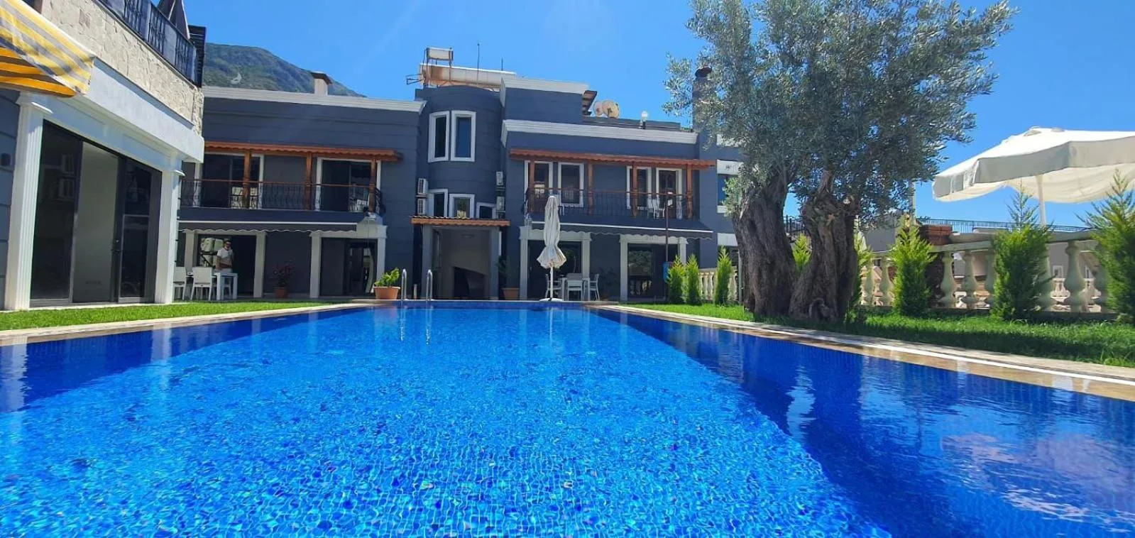 Swimming pool in Nur Suites & Hotels