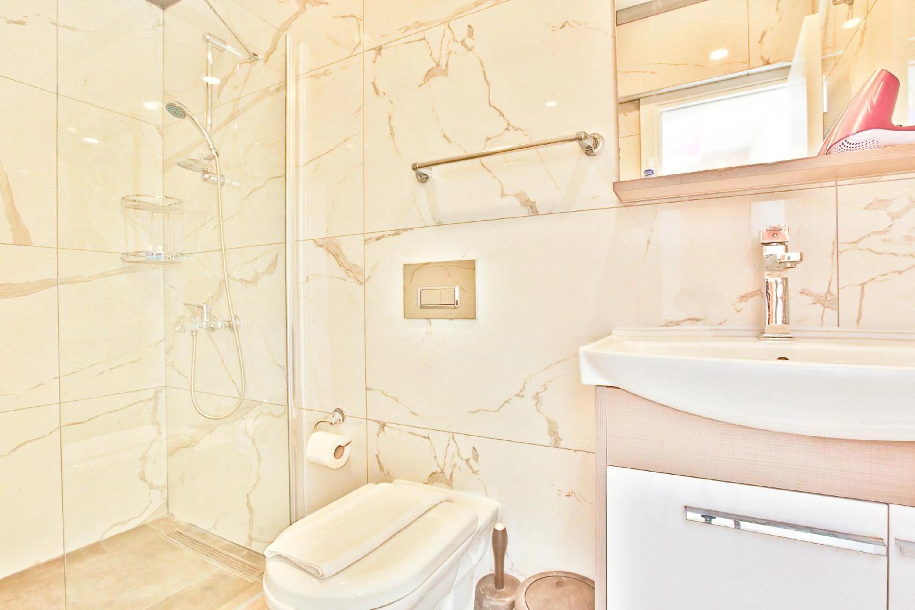 Shower in Nur Suites & Hotels
