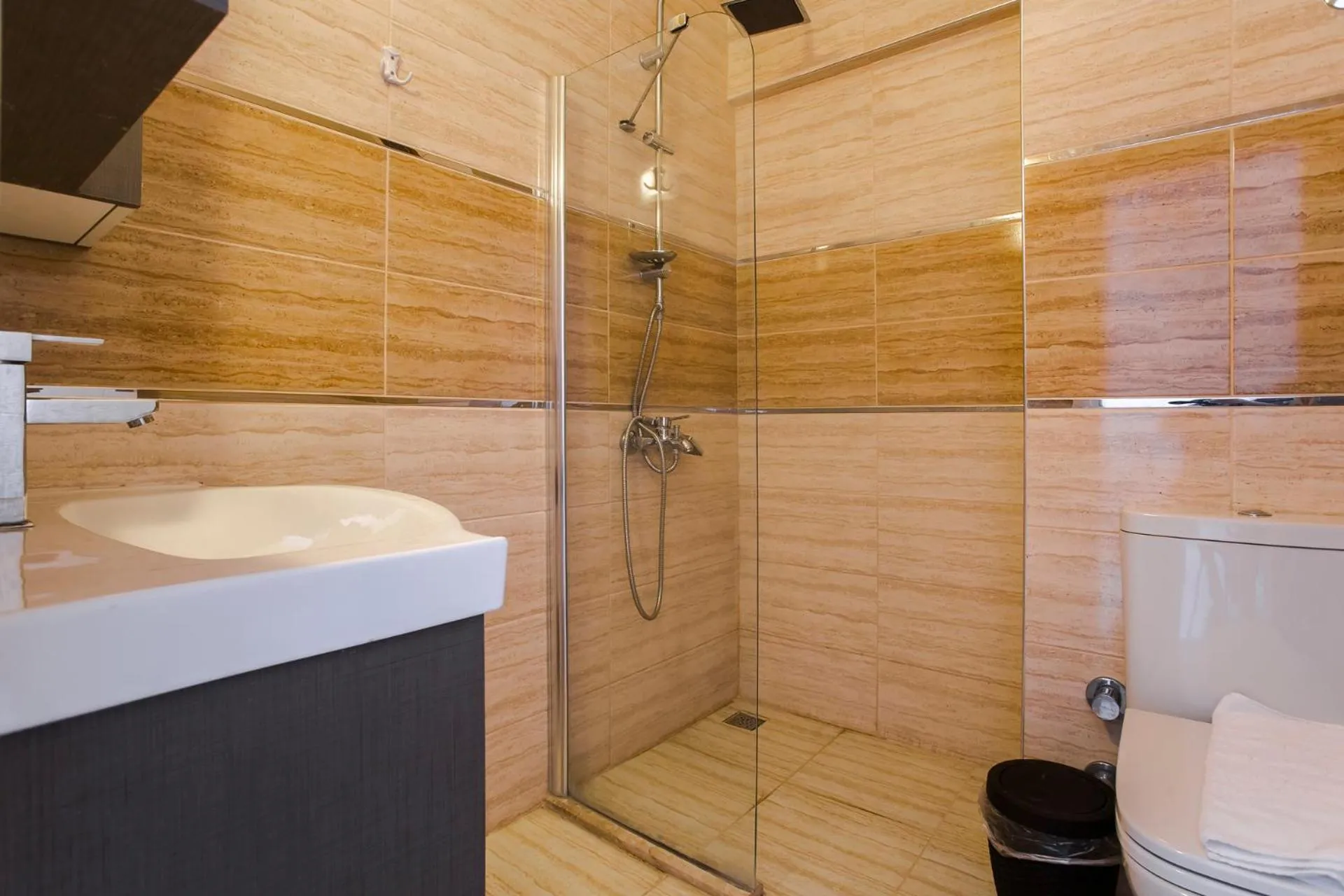 Shower in Nur Suites & Hotels