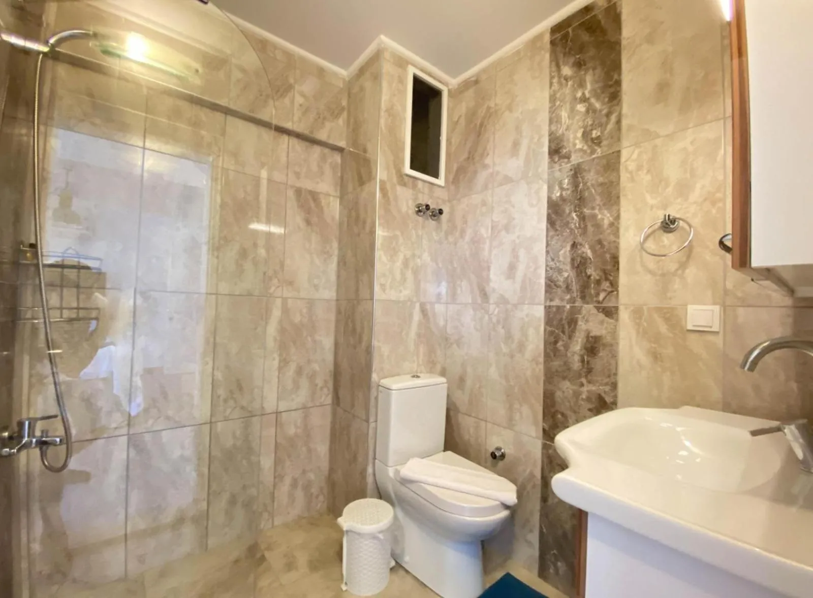Shower in Nur Suites & Hotels