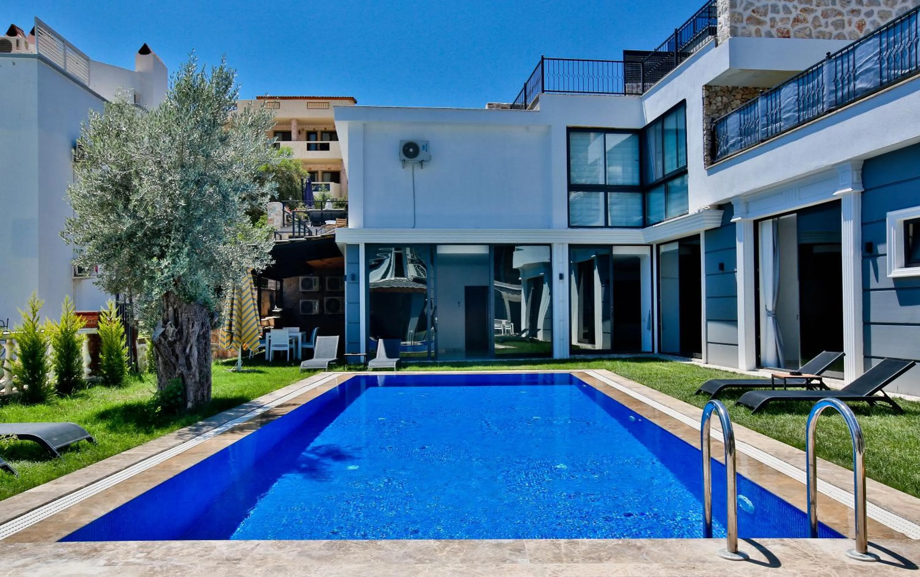 Swimming pool in Nur Suites & Hotels