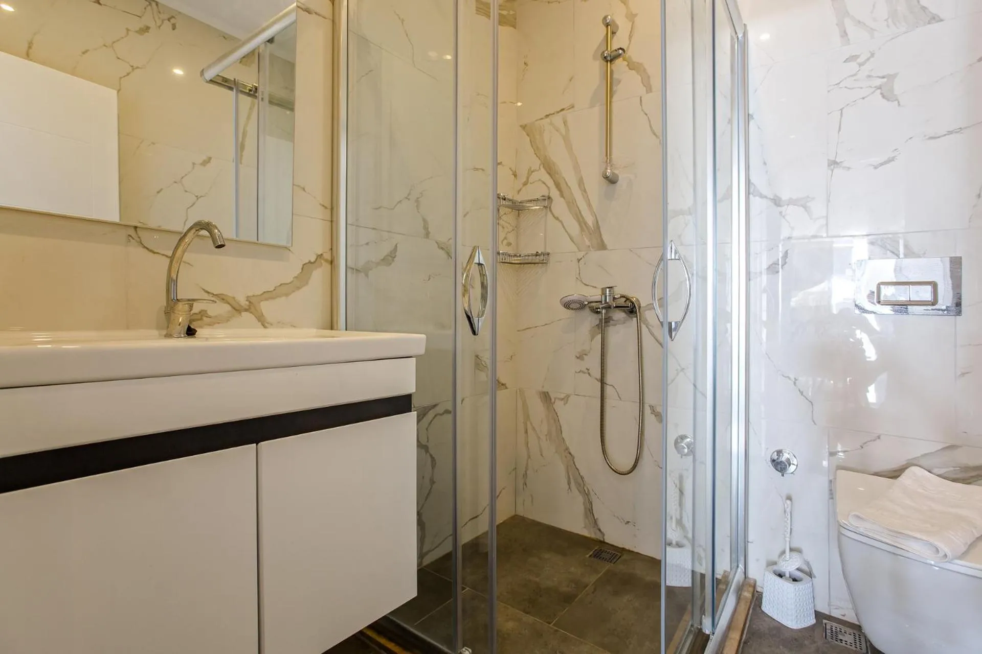 Shower in Nur Suites & Hotels