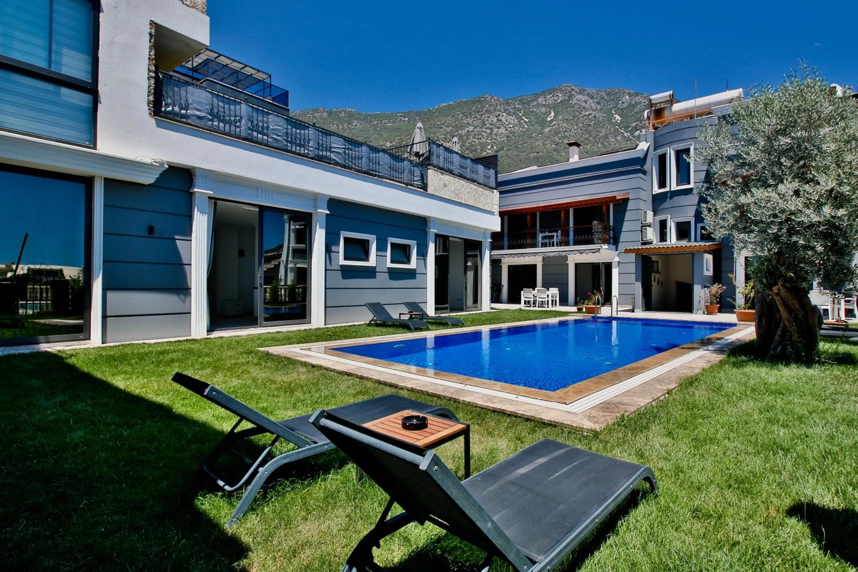 Swimming pool in Nur Suites & Hotels