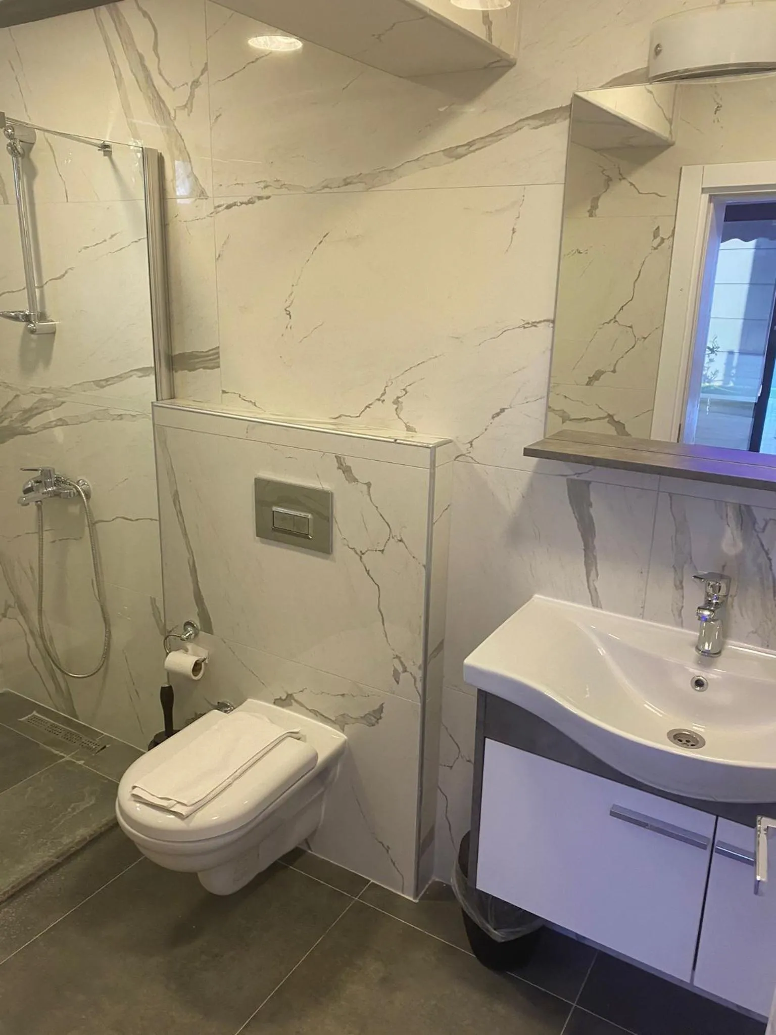 Shower in Nur Suites & Hotels