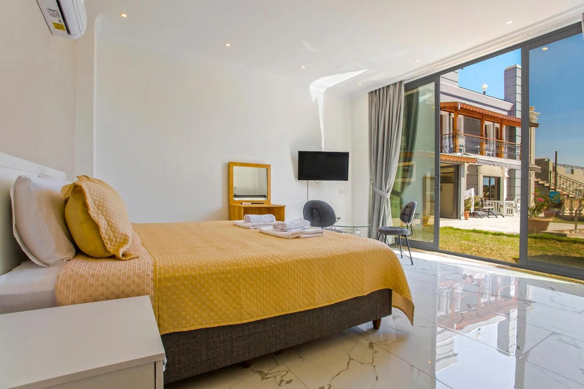 Photo of the whole room, Bed in Nur Suites & Hotels