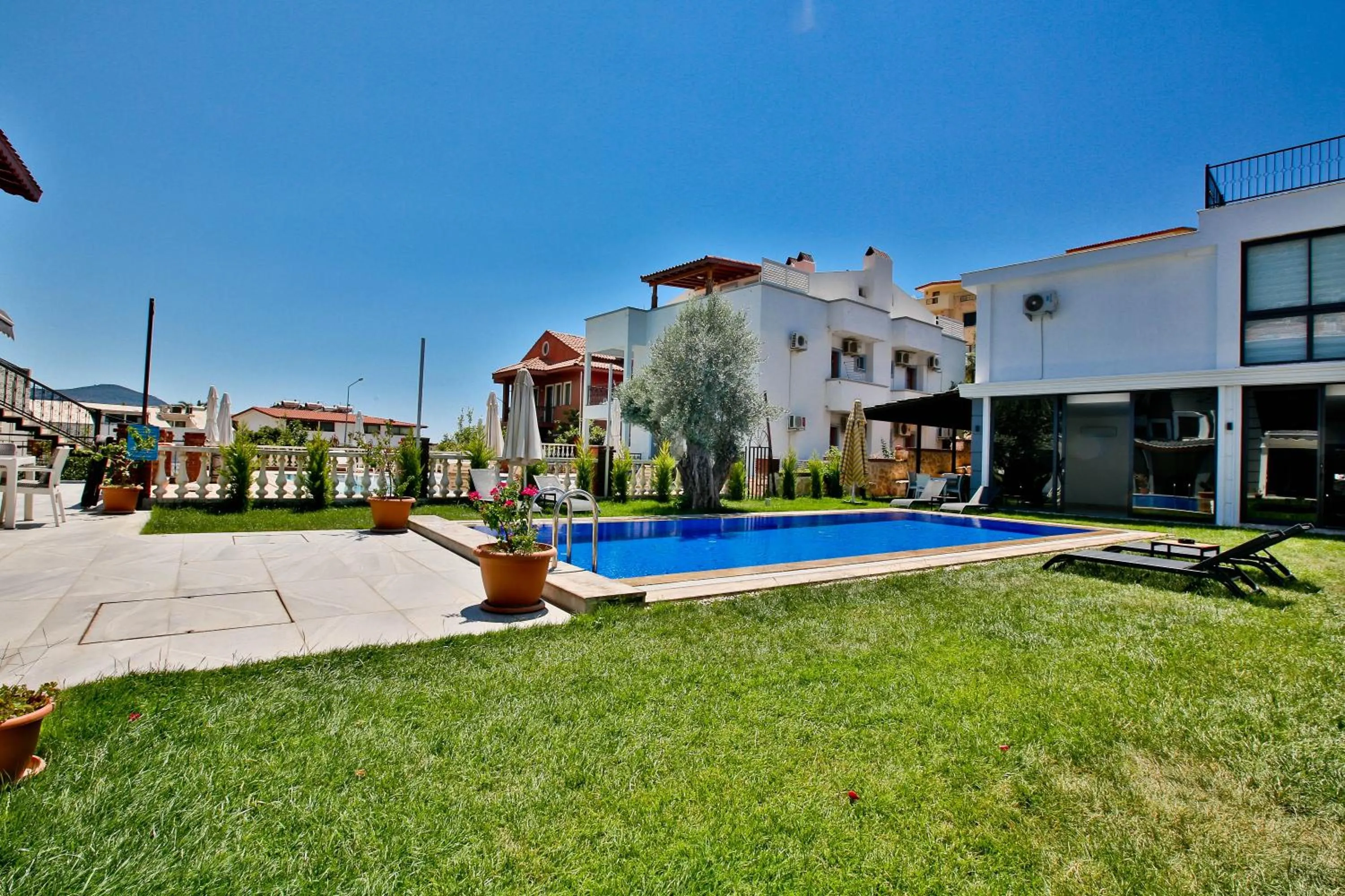Swimming pool in Nur Suites & Hotels