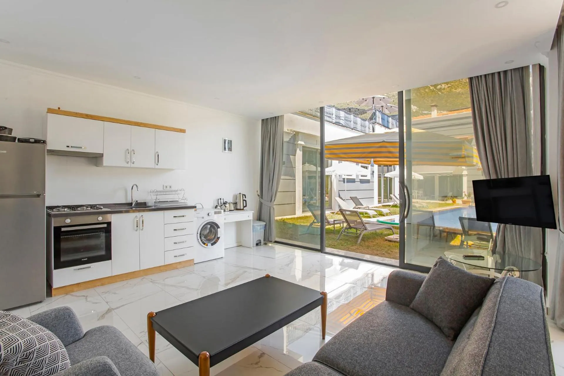 TV and multimedia in Nur Suites & Hotels