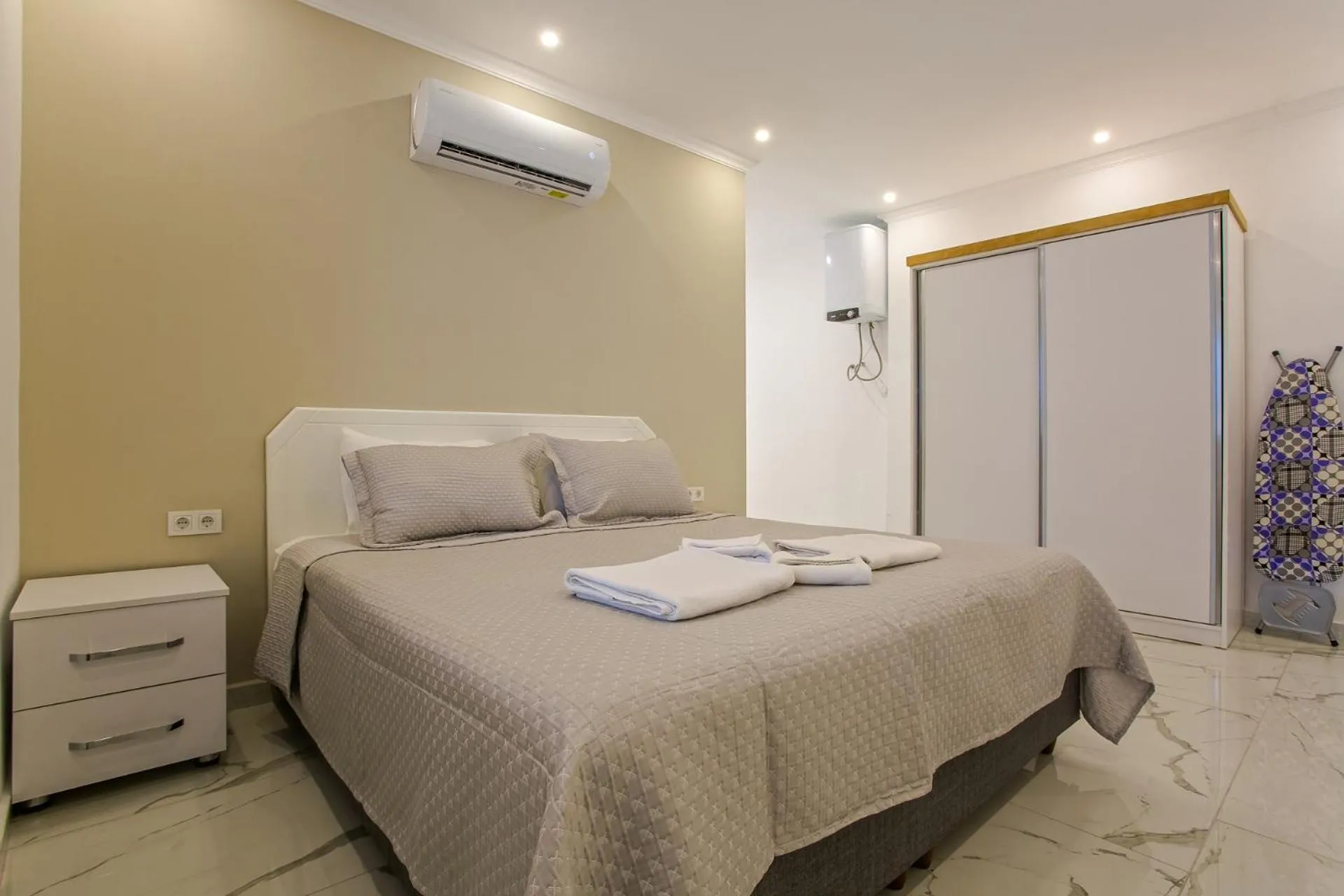 Bed in Nur Suites & Hotels