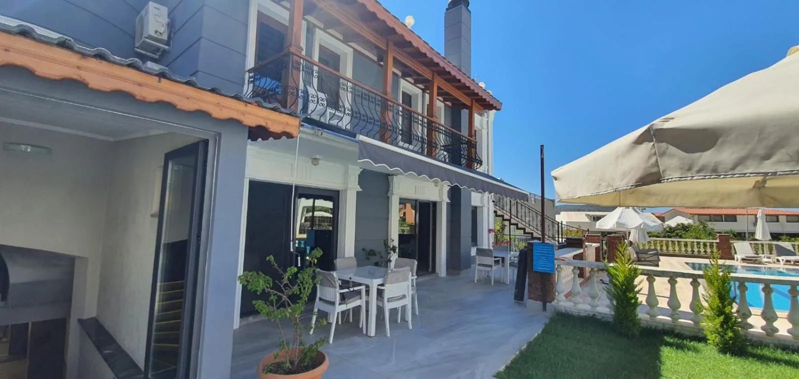 Patio in Nur Suites & Hotels
