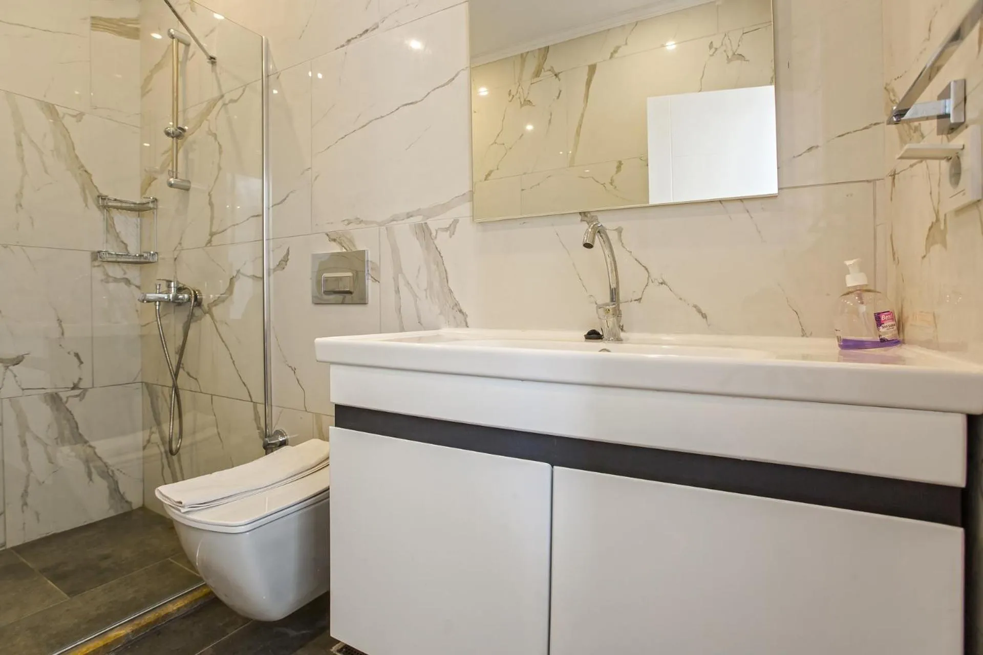 Shower in Nur Suites & Hotels