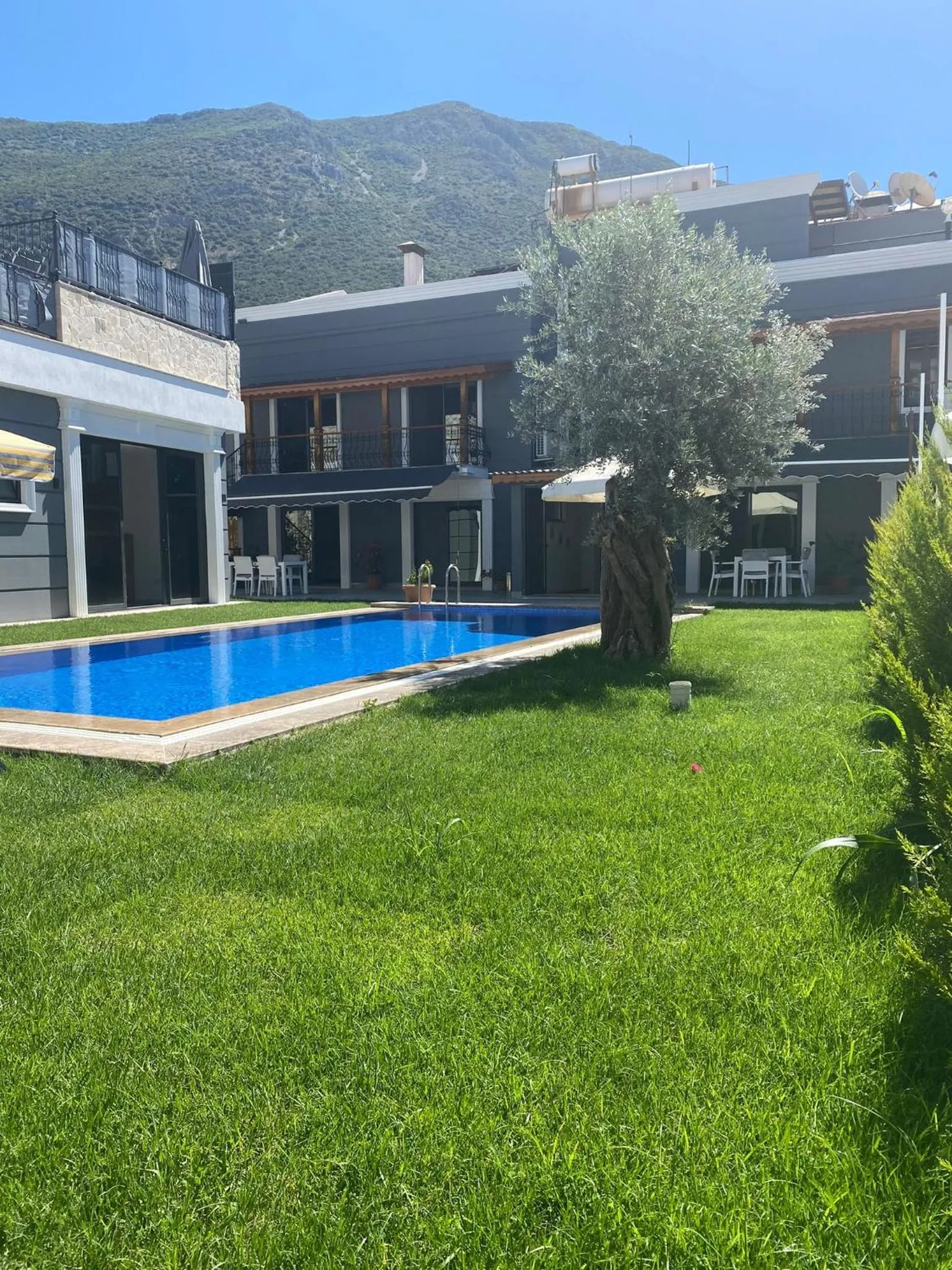 Swimming pool in Nur Suites & Hotels