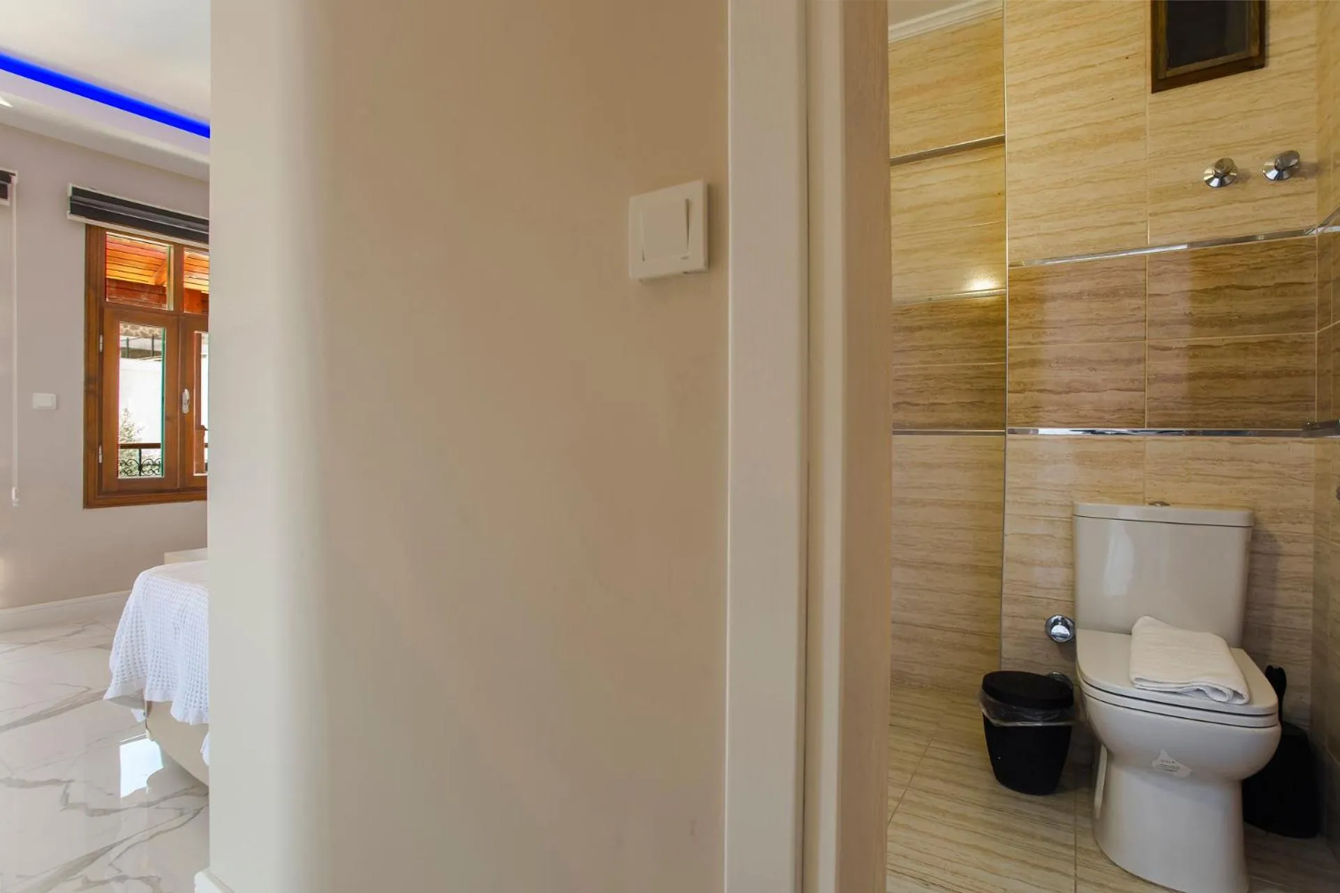 Shower in Nur Suites & Hotels