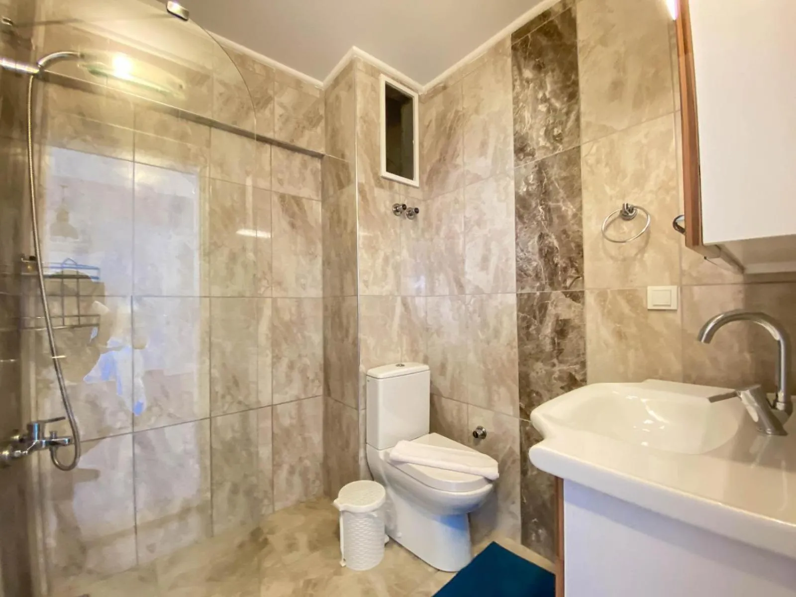 Shower in Nur Suites & Hotels