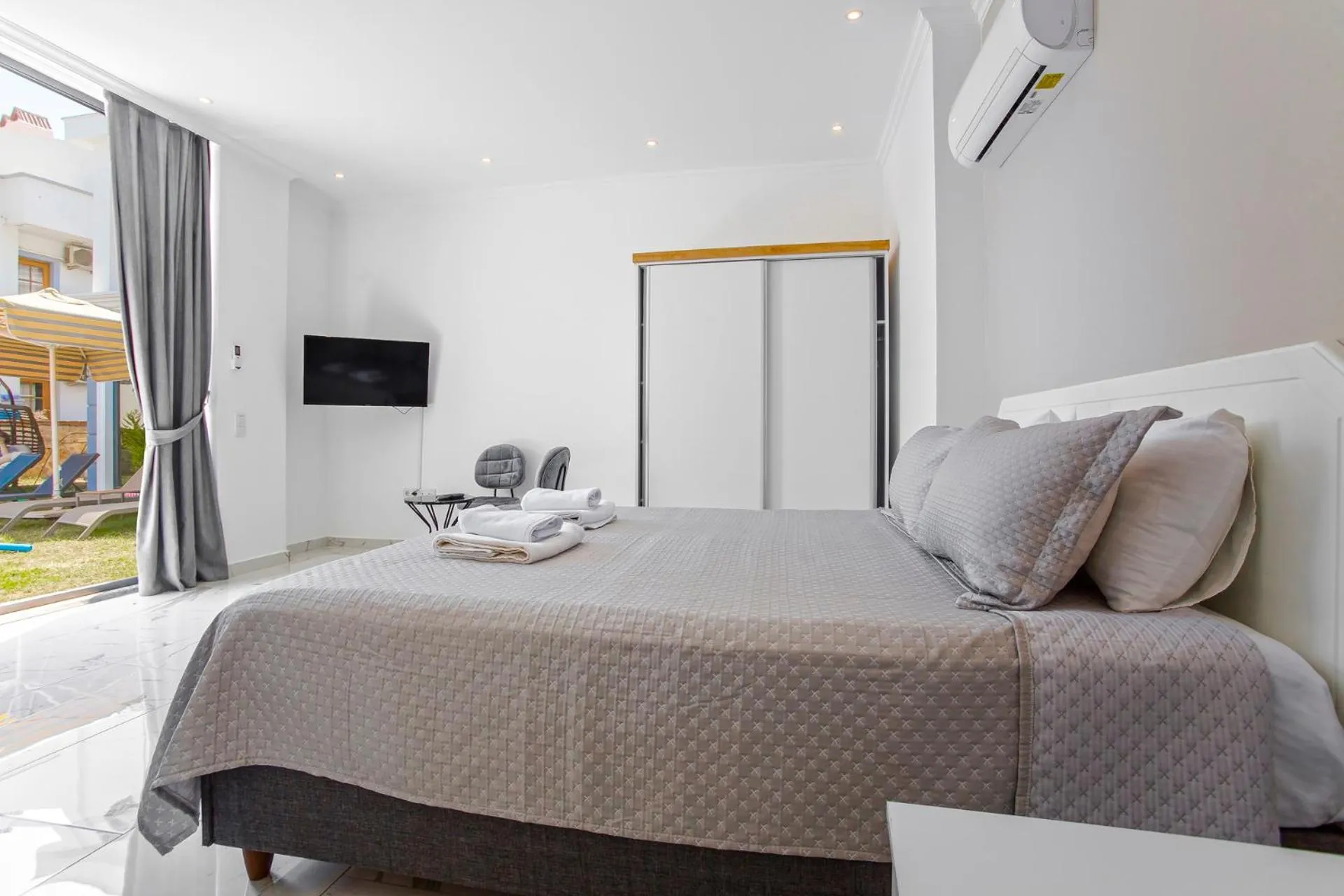 Bed in Nur Suites & Hotels