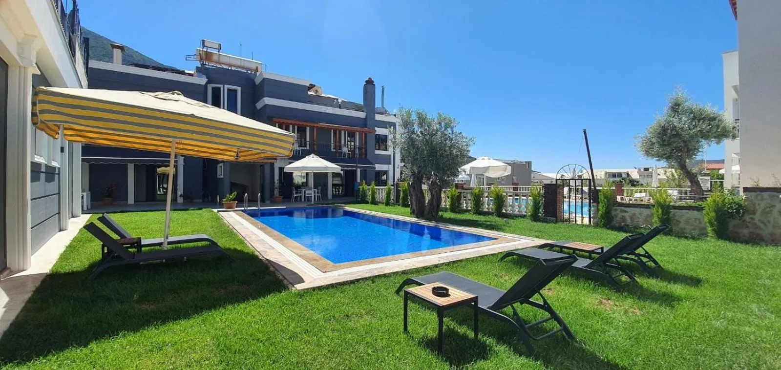 Swimming pool in Nur Suites & Hotels