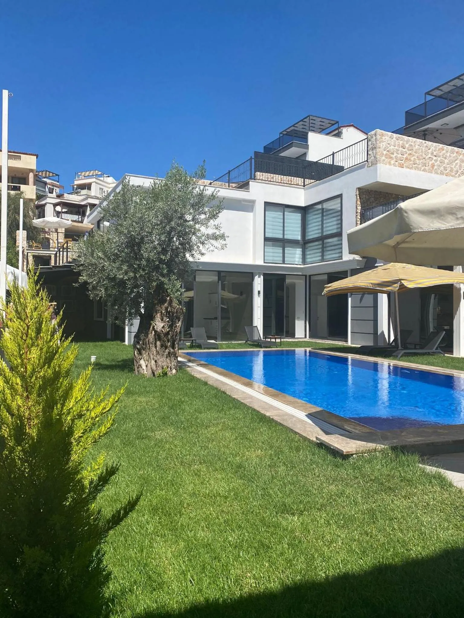 Swimming pool in Nur Suites & Hotels