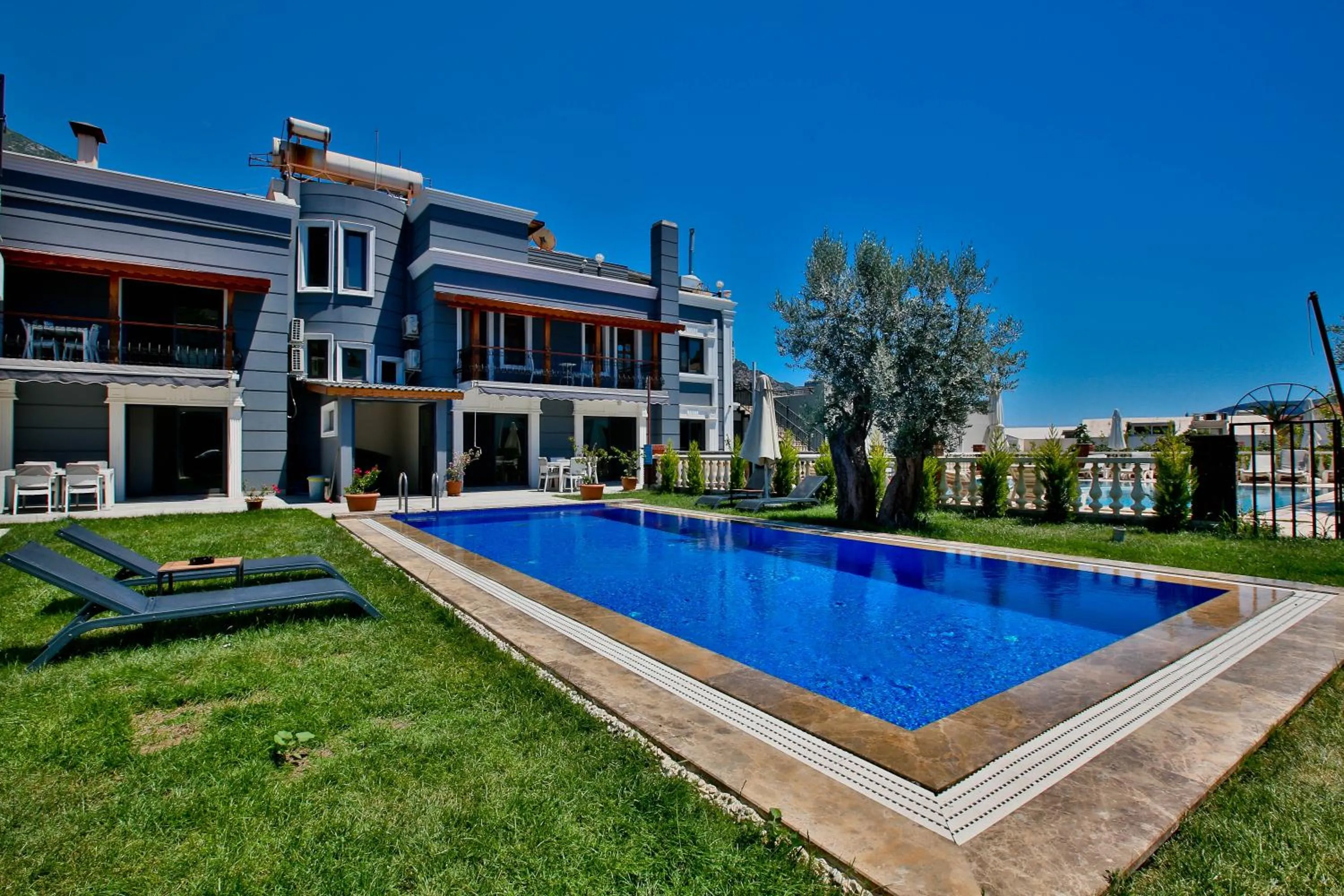 Swimming pool in Nur Suites & Hotels