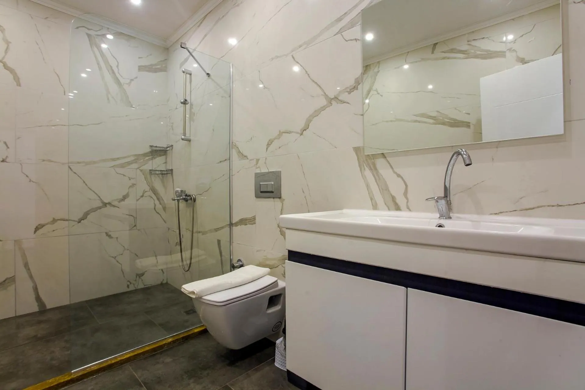 Shower in Nur Suites & Hotels