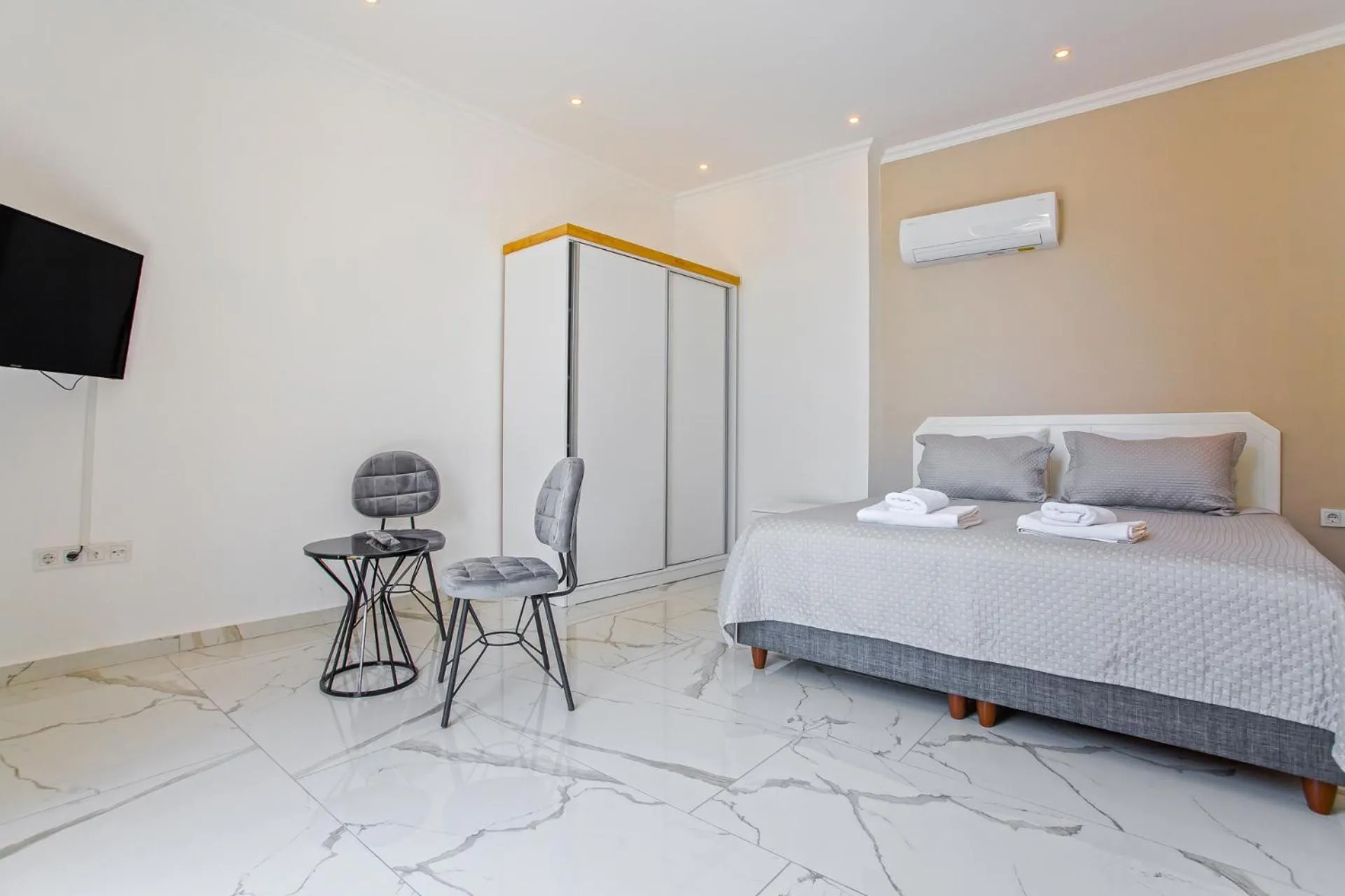 Photo of the whole room, Bed in Nur Suites & Hotels