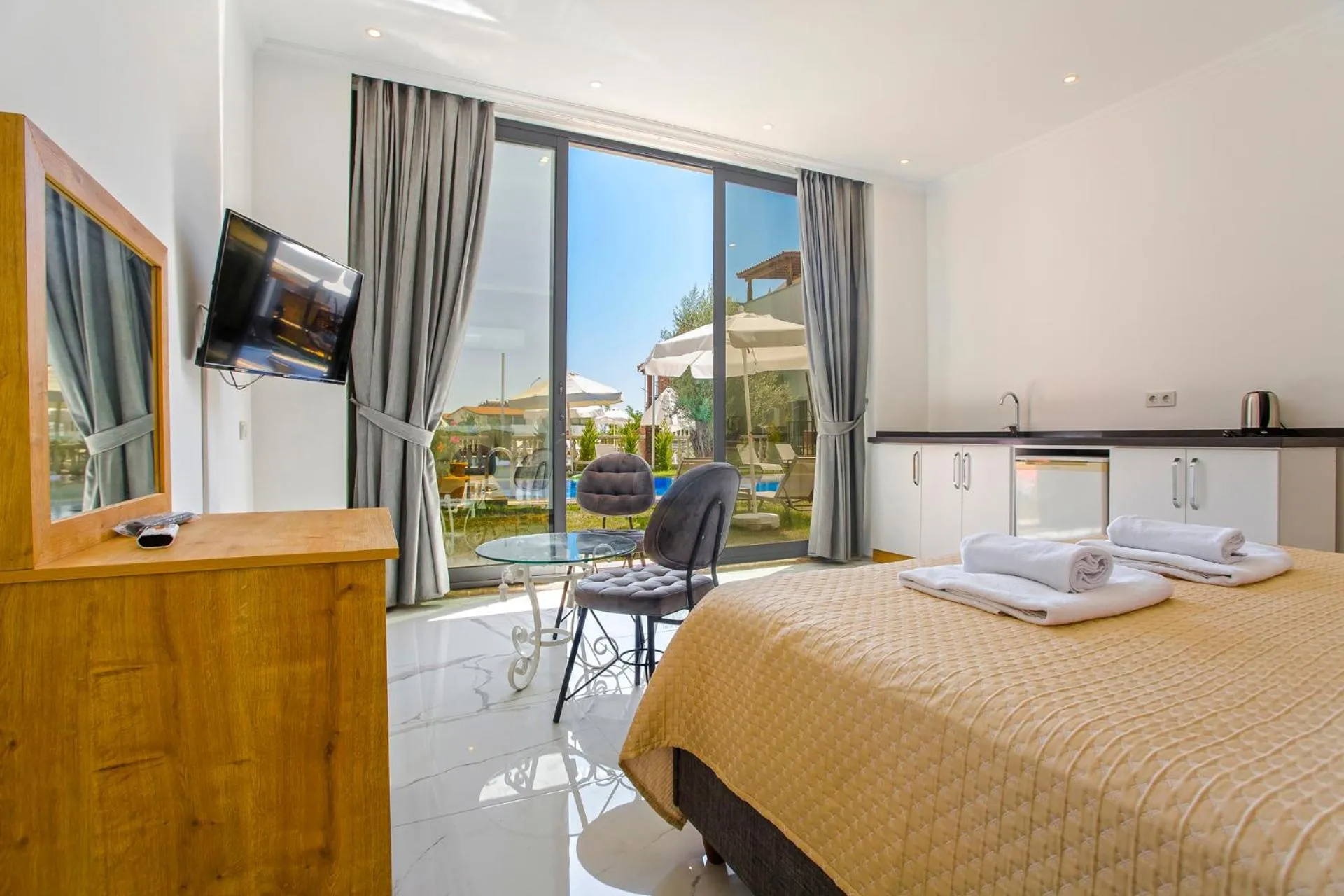 Photo of the whole room, Bed in Nur Suites & Hotels