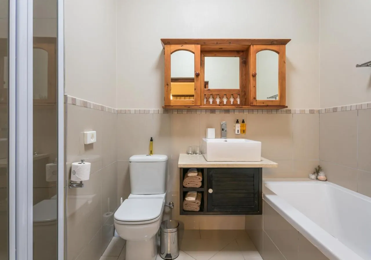 Shower in Caledon 23 Country House