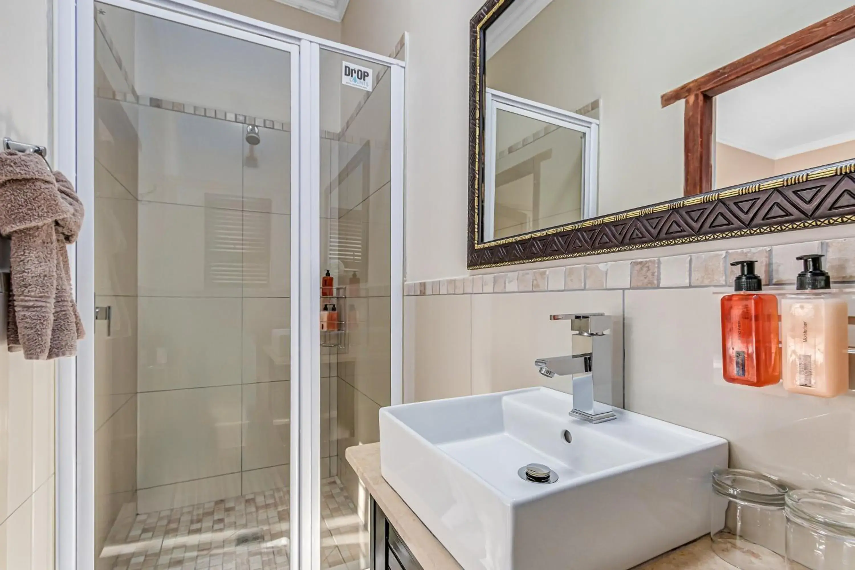 Deluxe Queen Suite - single occupancy in Caledon 23 Guest House Deluxe Queen Suite - single occupancy in Caledon 23 Guest House