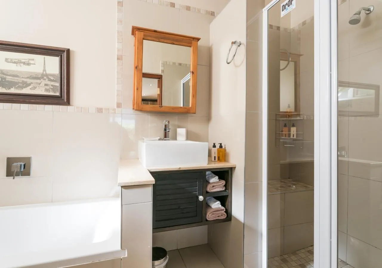 Shower in Caledon 23 Country House