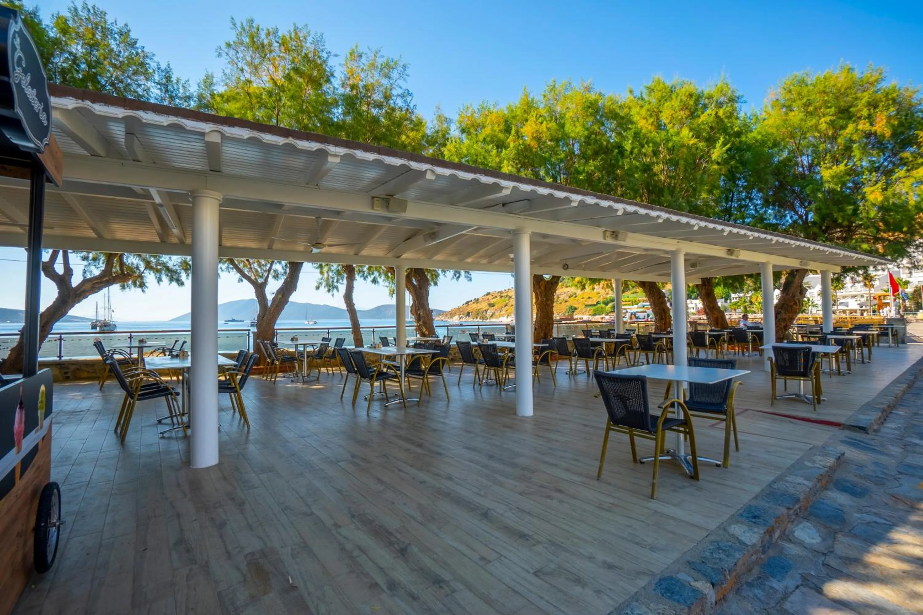 Restaurant/places to eat in Azka Hotel