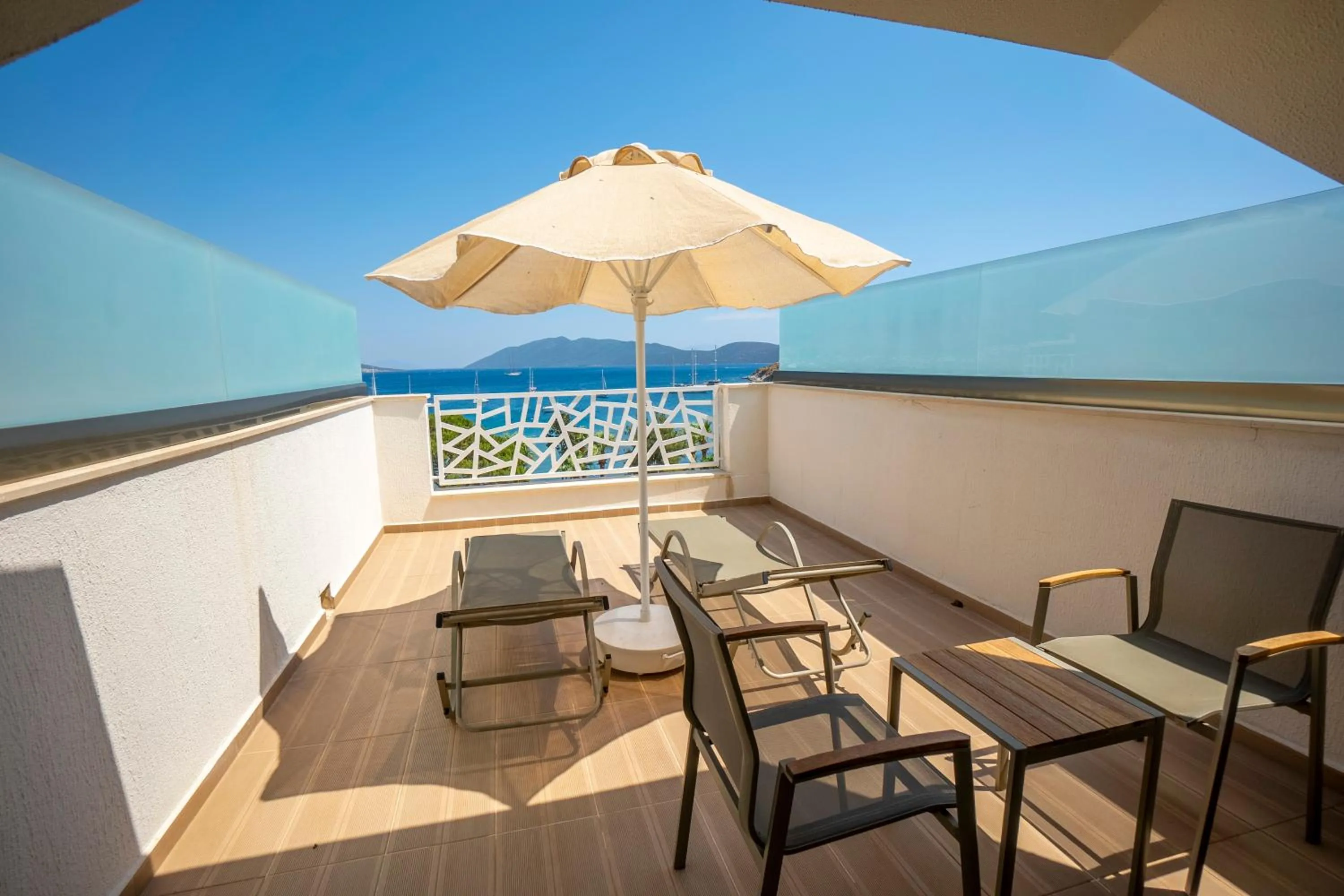 Balcony/Terrace in Azka Hotel