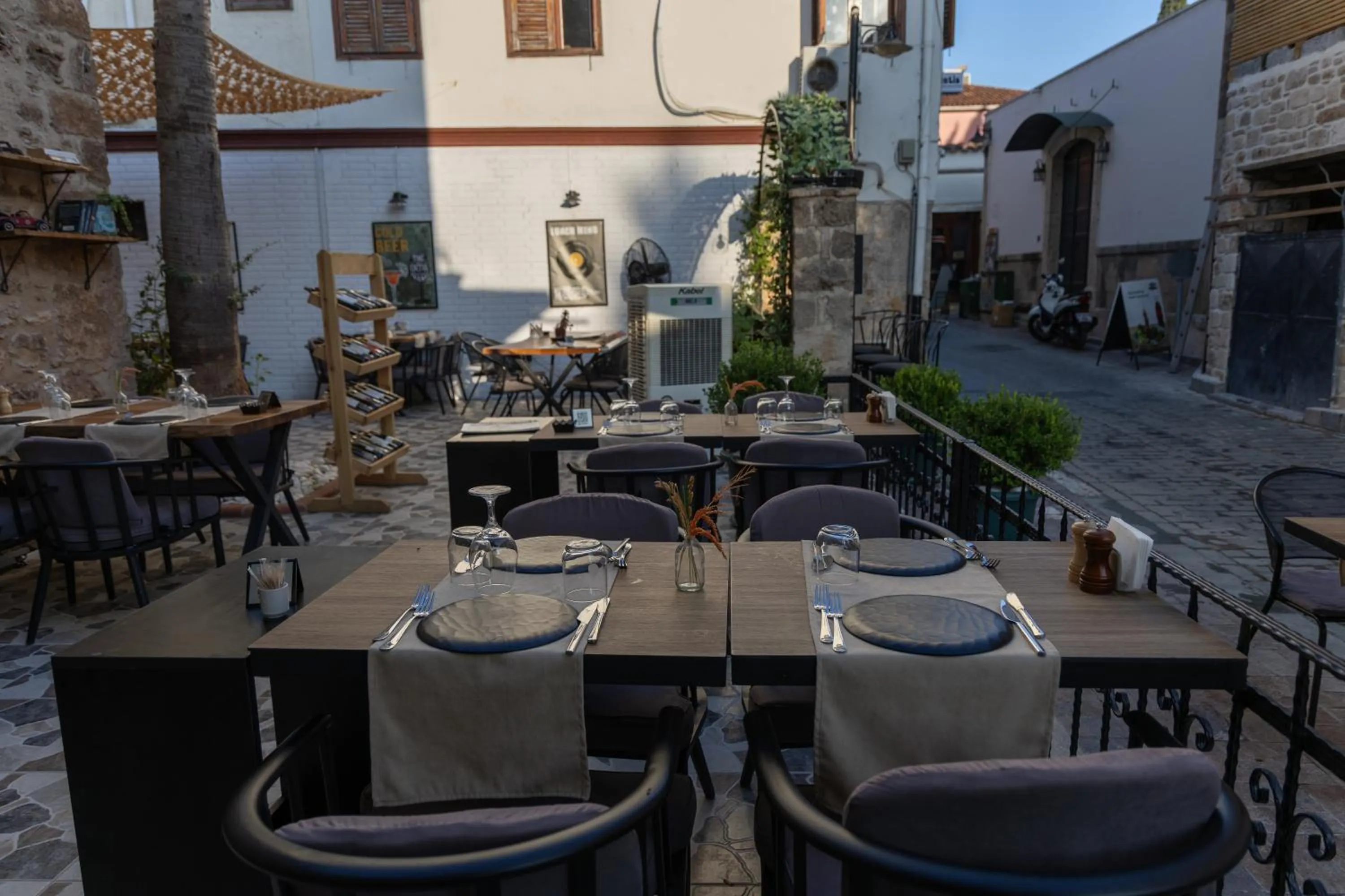 Restaurant/places to eat in Grand Erken Hotel