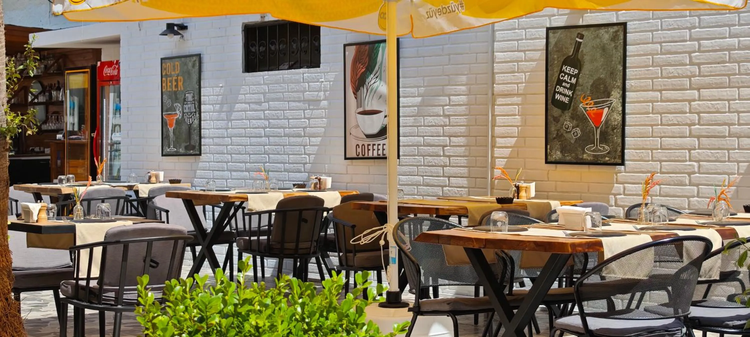 Restaurant/places to eat in Grand Erken Hotel