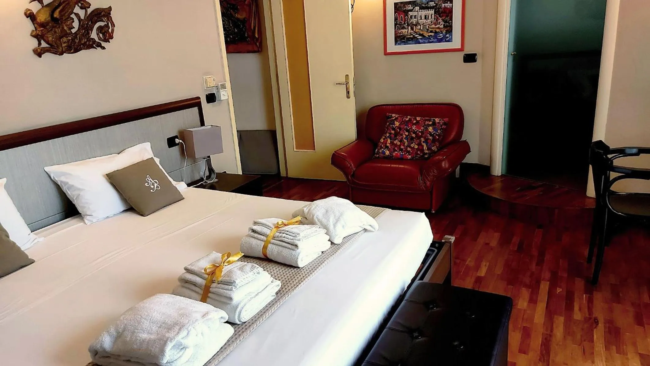 Photo of the whole room, Bed in Attico Barocco