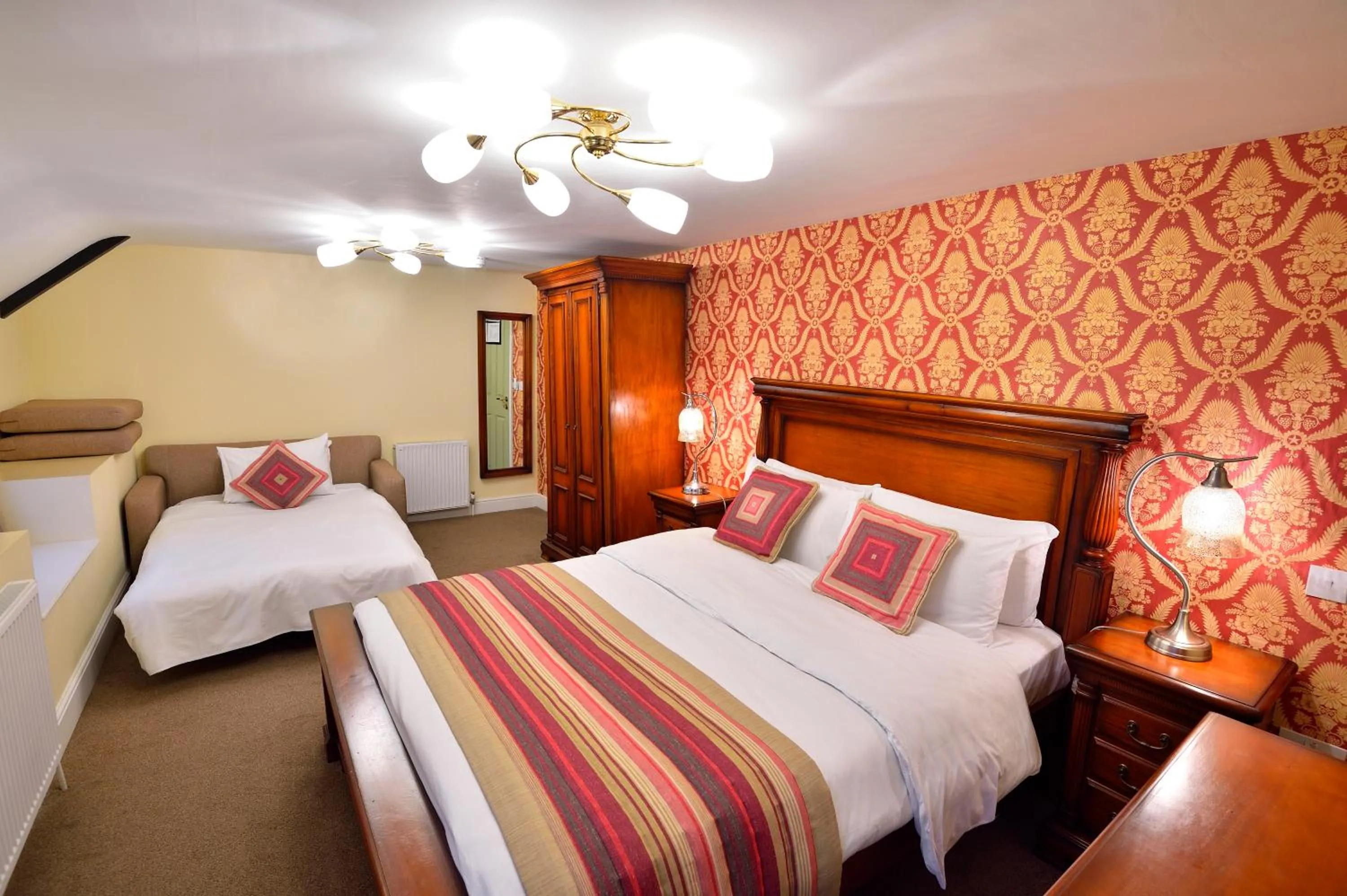 Photo of the whole room, Bed in The Green Dragon