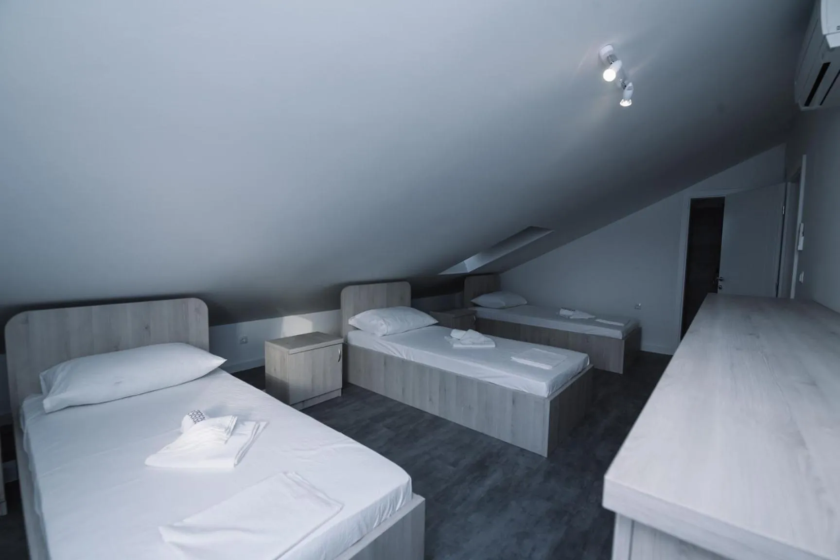 Photo of the whole room, Bed in Skunca’s house