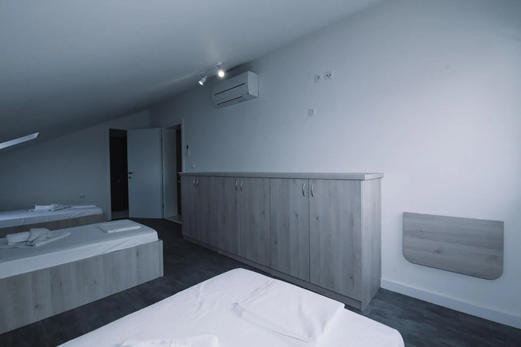 Photo of the whole room, Bed in Skunca’s house