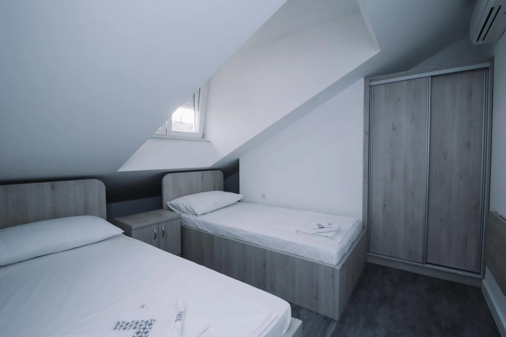 Photo of the whole room, Bed in Skunca’s house