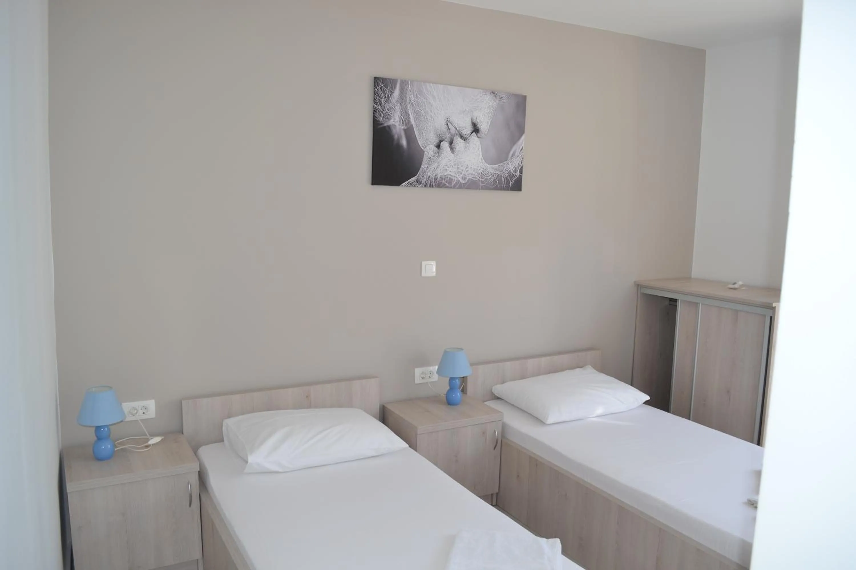Photo of the whole room, Bed in Skunca’s house