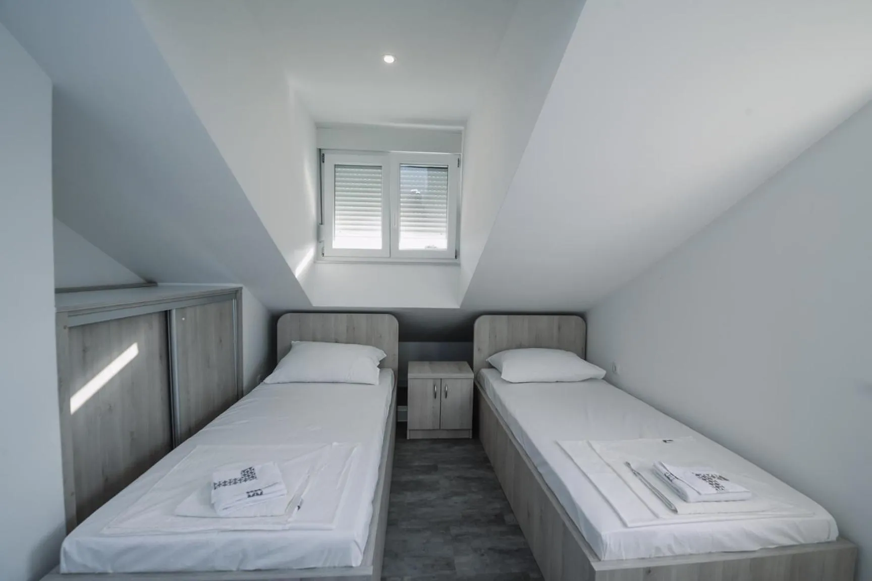 Photo of the whole room, Bed in Skunca’s house