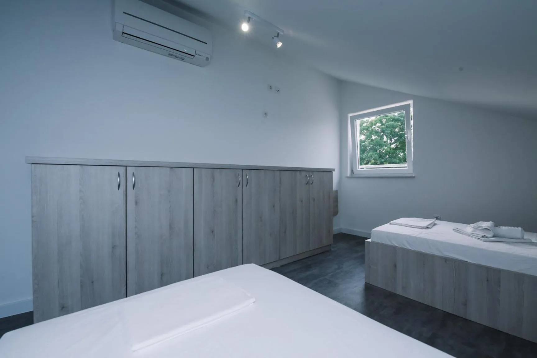 Photo of the whole room, Bed in Skunca’s house