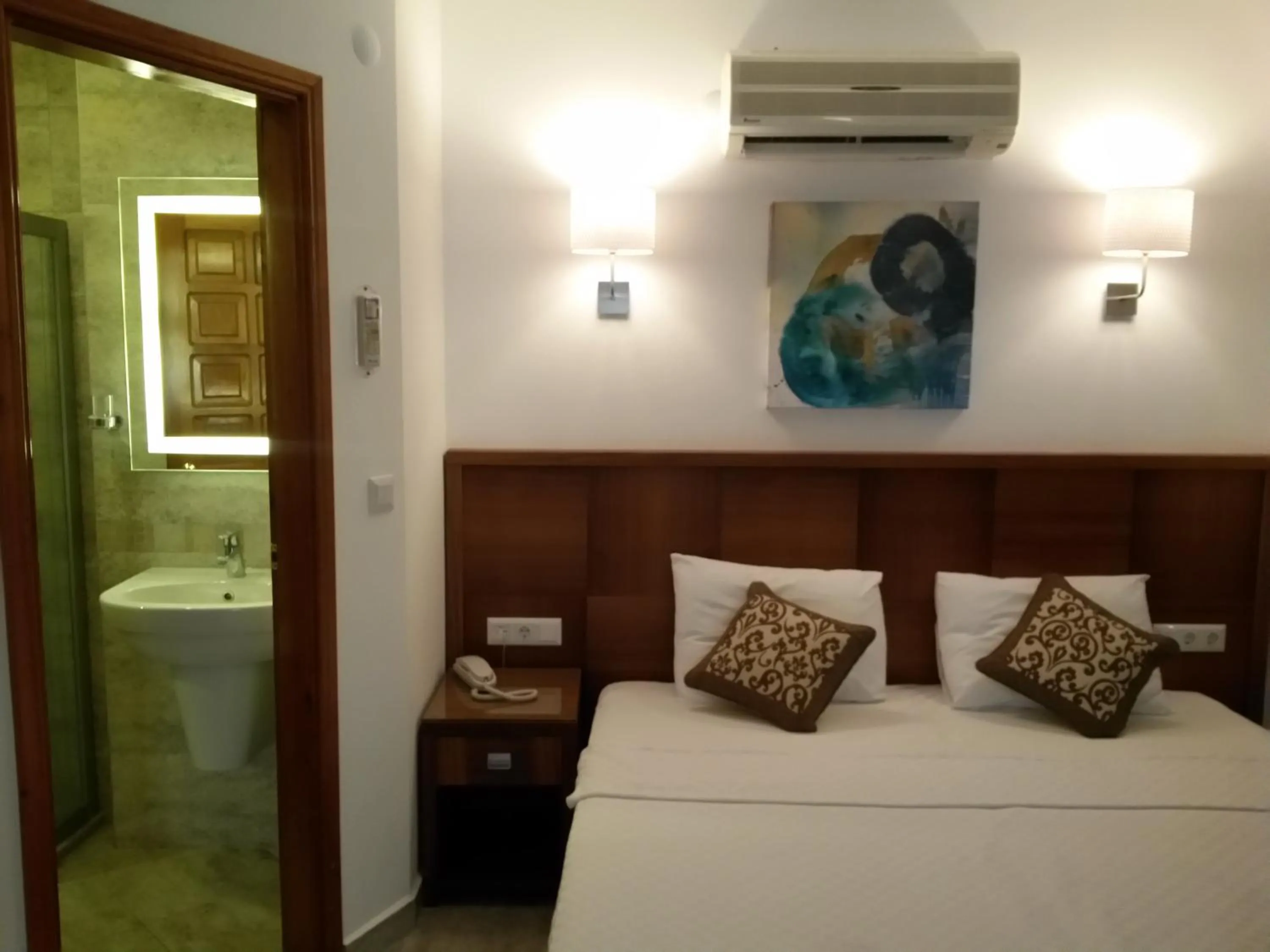 Photo of the whole room, Bed in Medusa Hotel