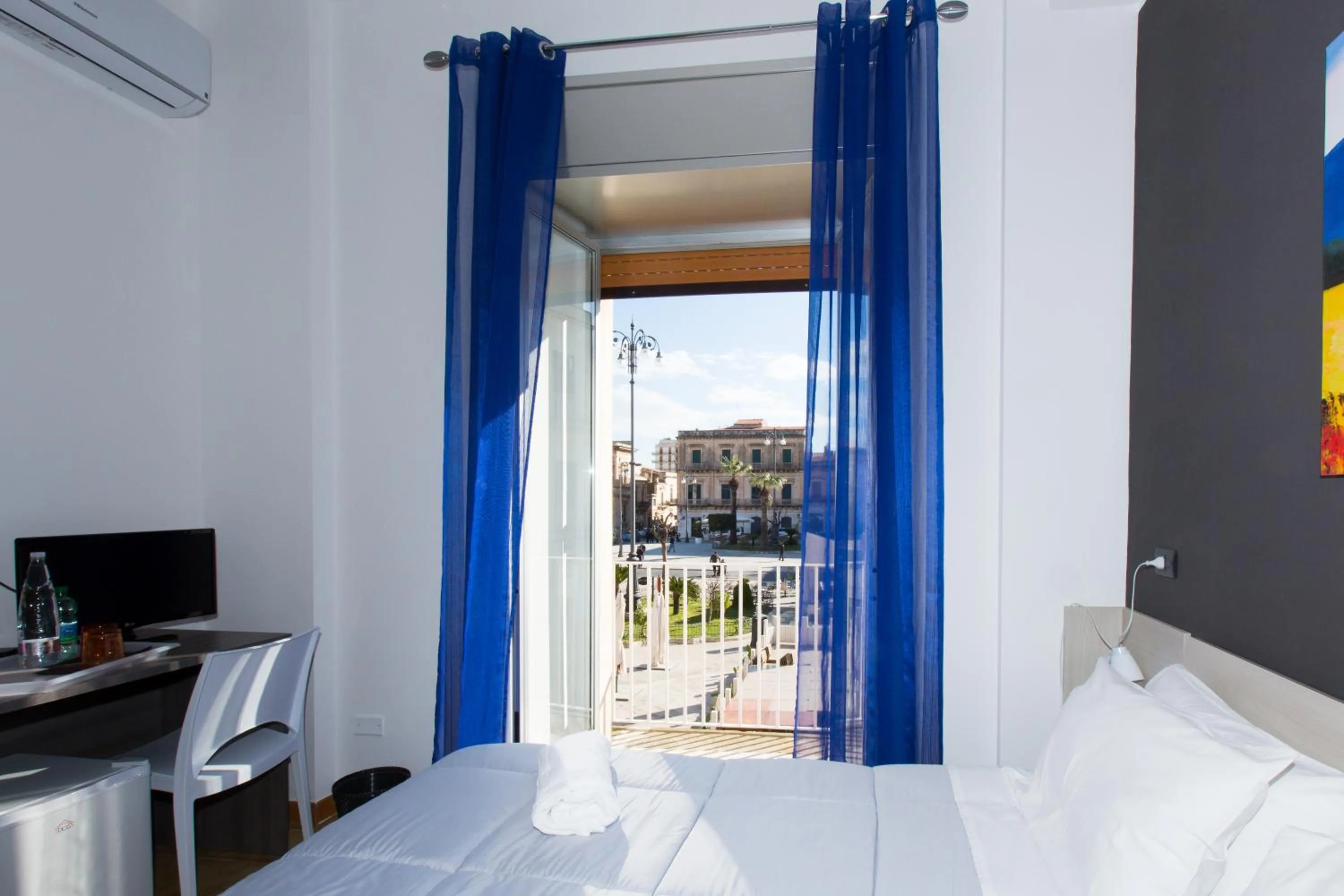 View (from property/room), Bed in B&B Albergo Sicilia