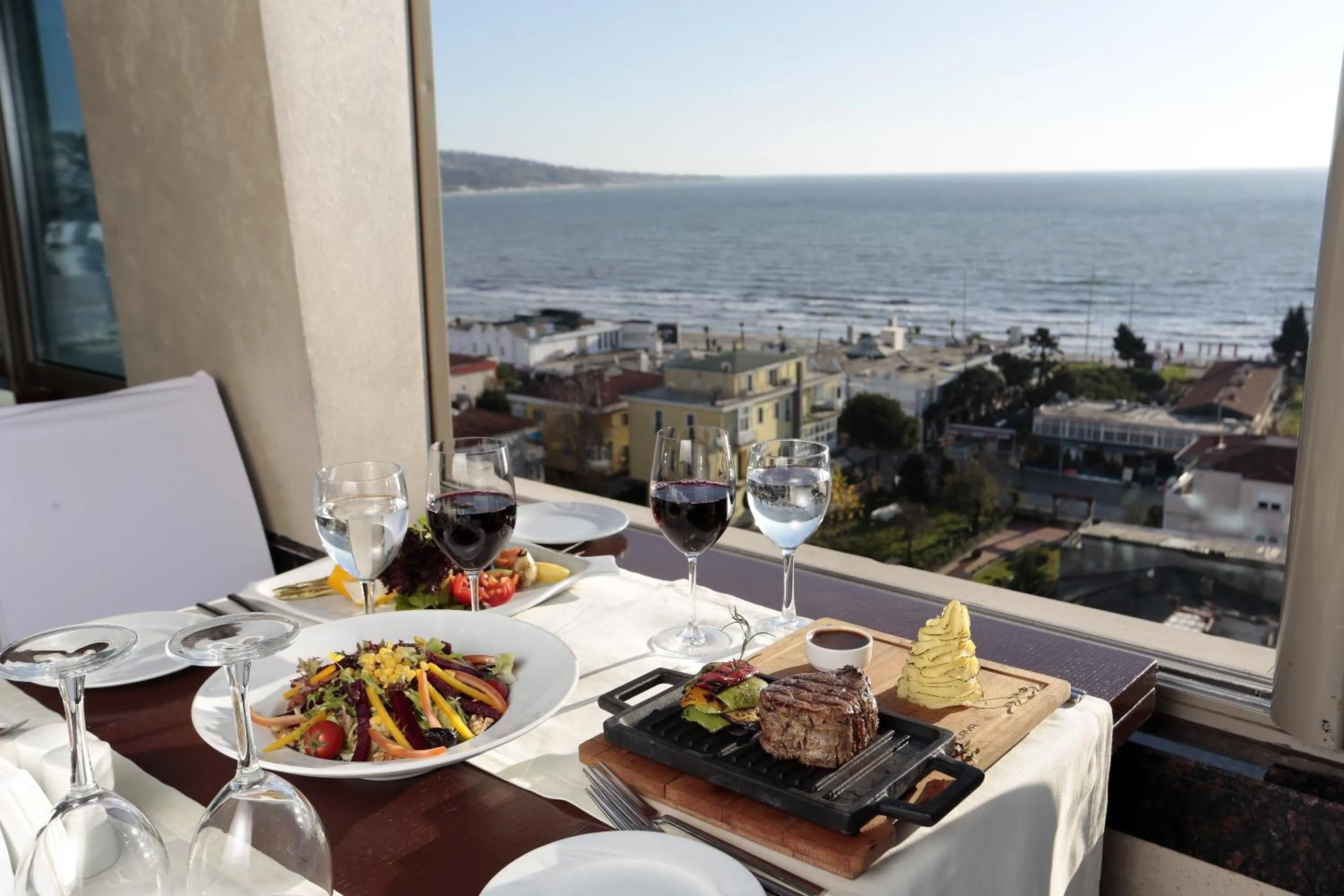 Restaurant/places to eat in Eser Premium Hotel & Spa