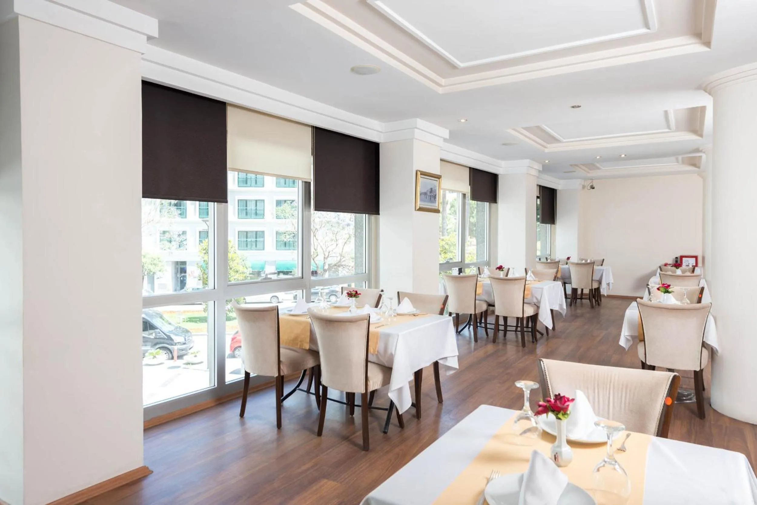 Restaurant/places to eat in Hotel Ismira