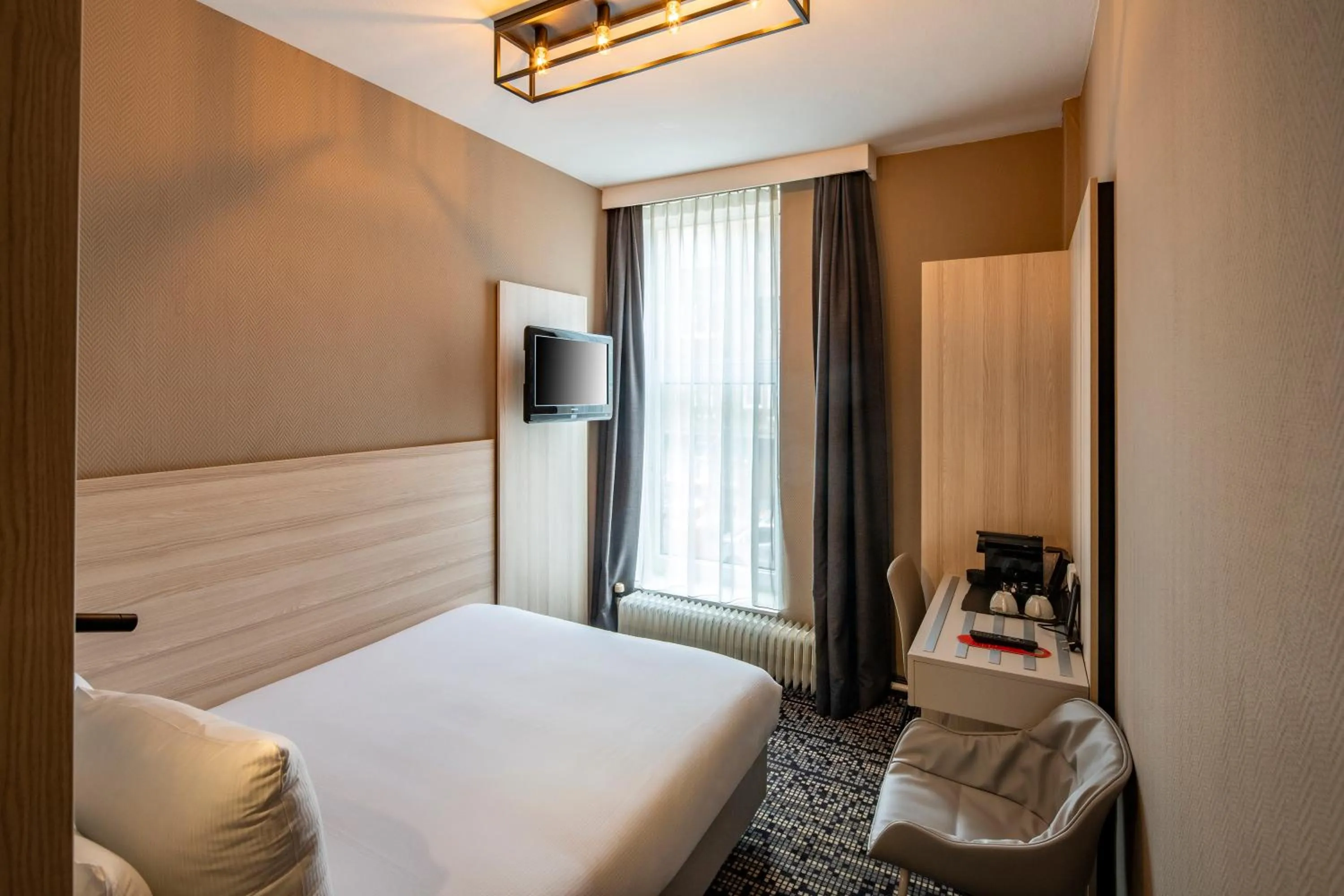 Bed in The Alfred Hotel