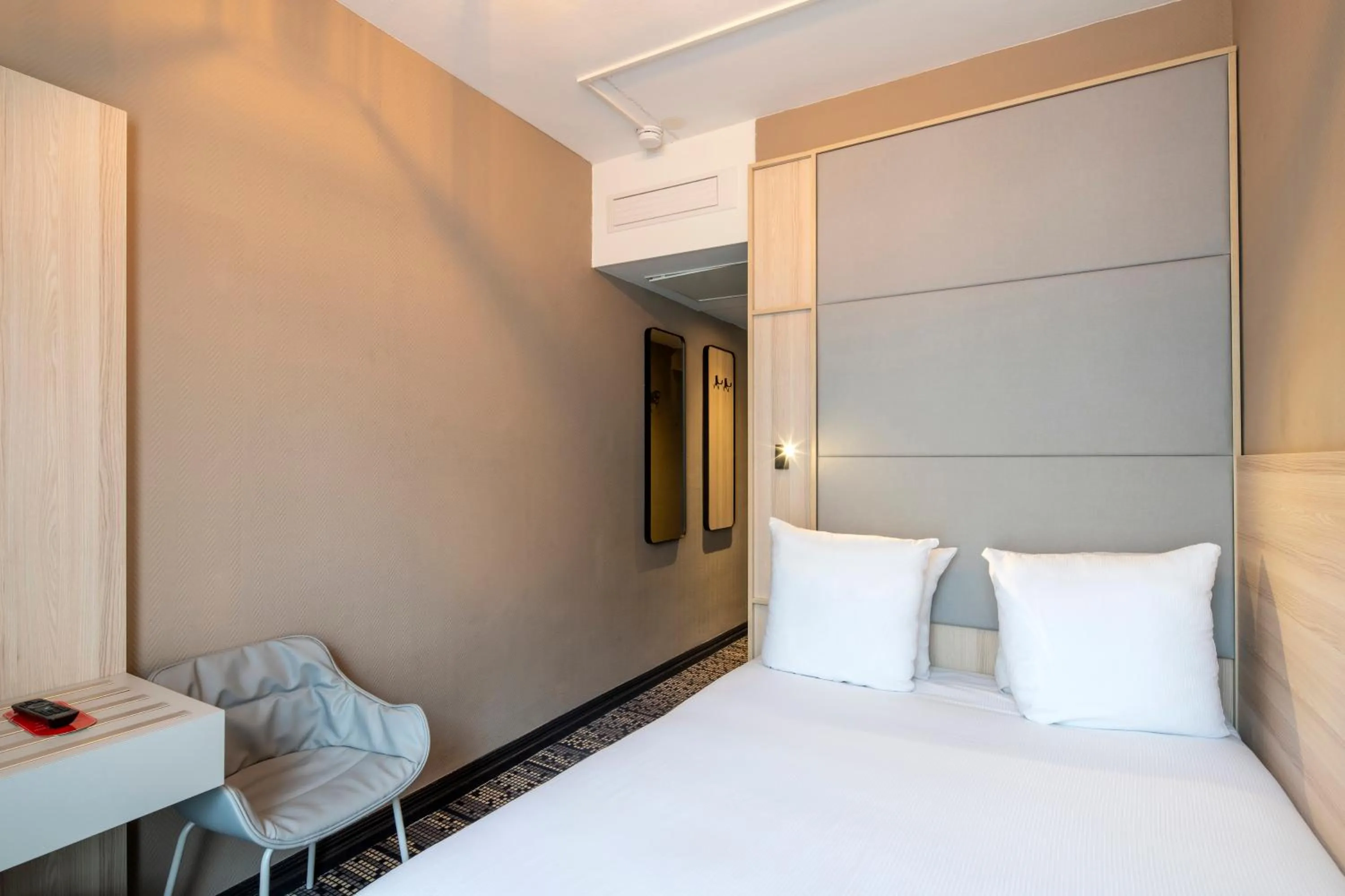 Bed in The Alfred Hotel