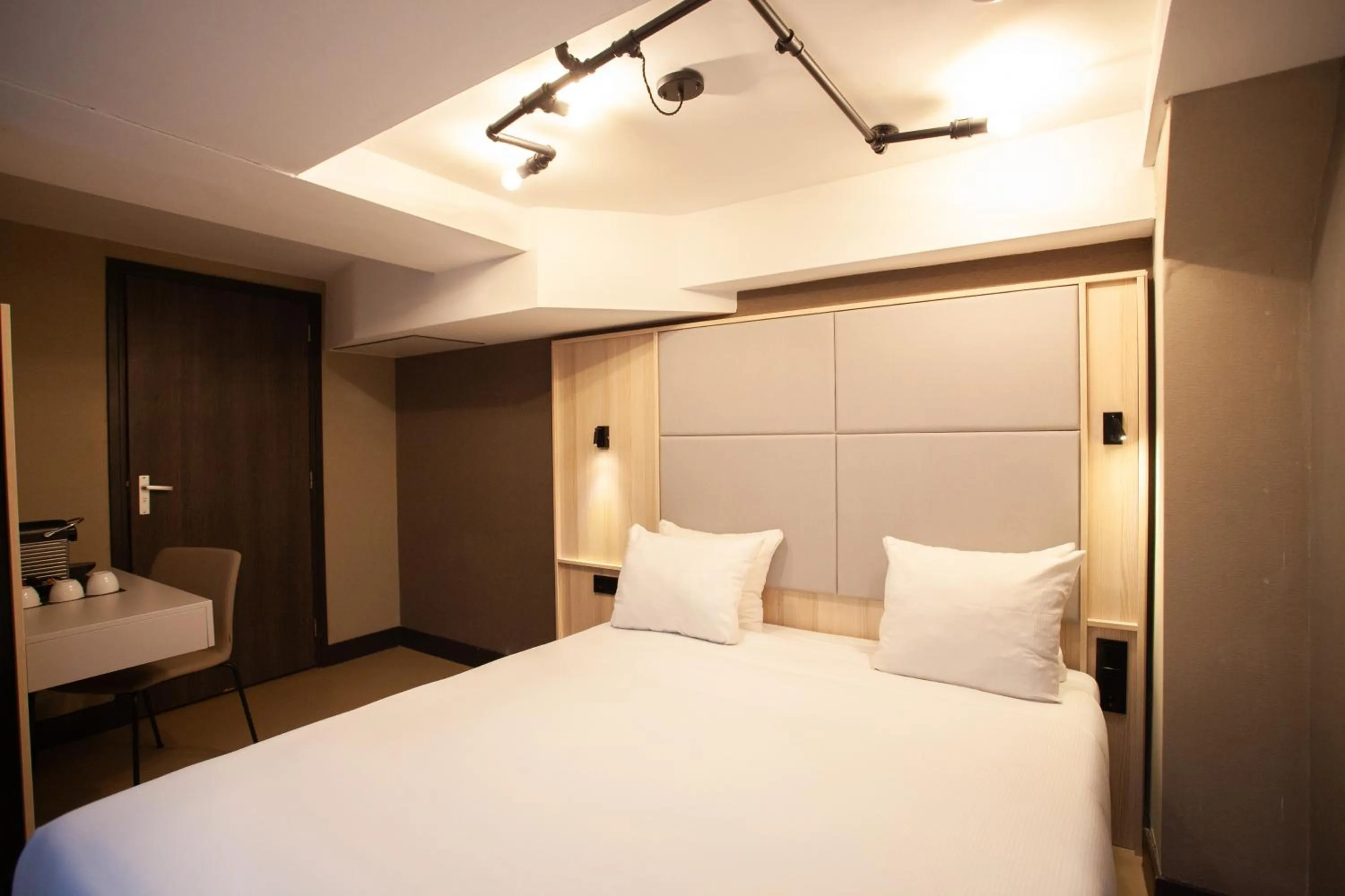 Bed in The Alfred Hotel