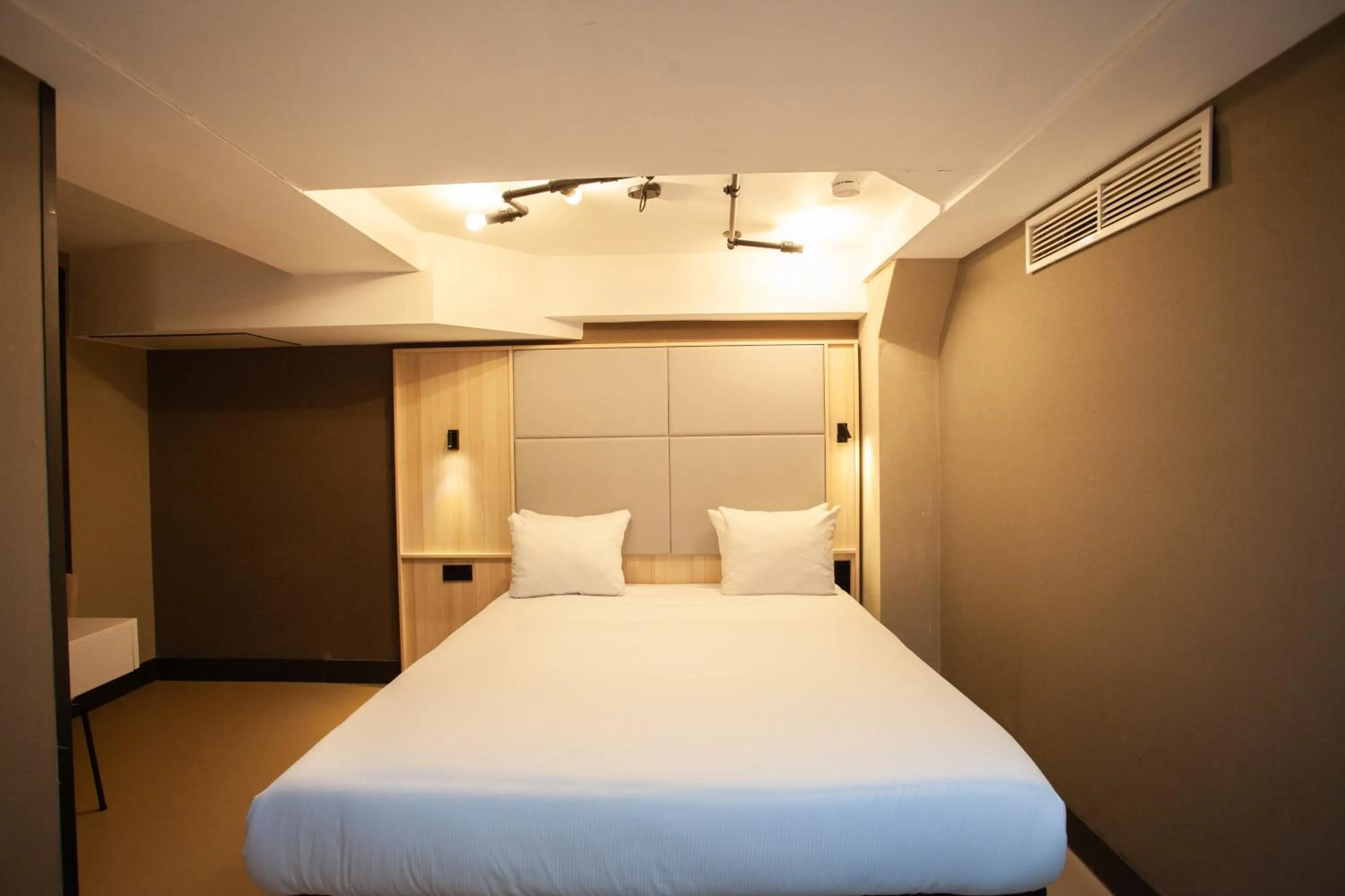 Bed in The Alfred Hotel