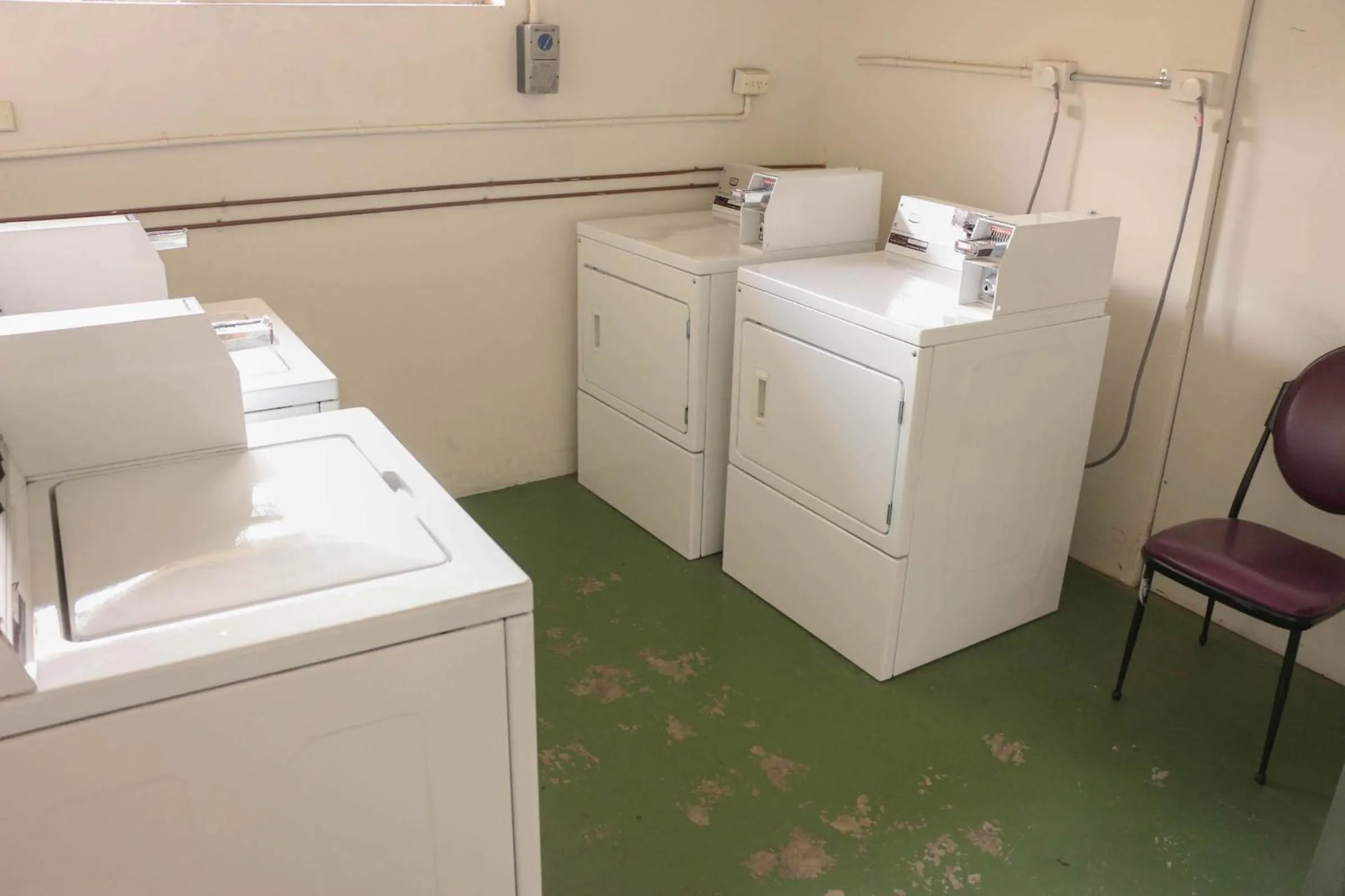 washing machine in Acacia Ridge Hotel