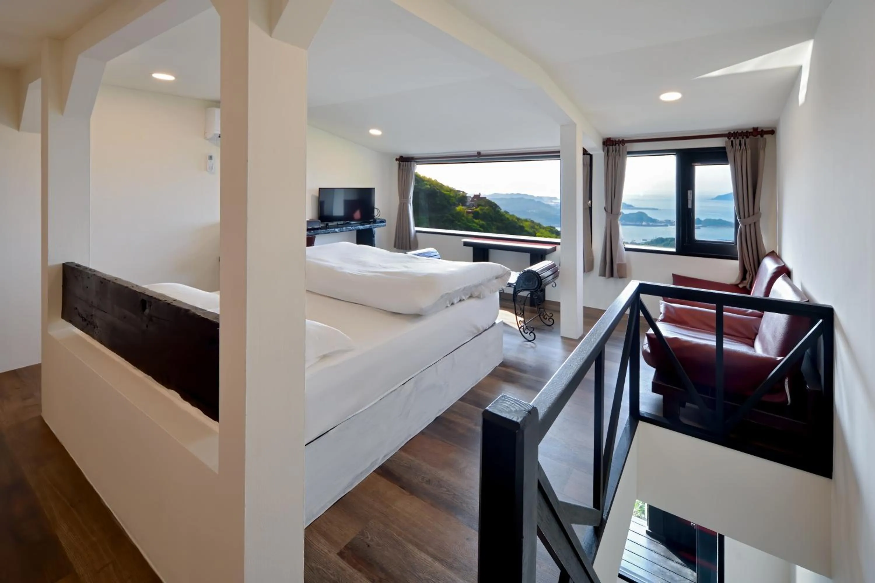 Bed in Windsor's Sunlight Han-Guan